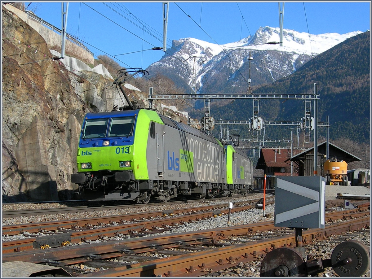 Zwei BLS Re 485 fahren mit einem Güterzug durch den Bahnhof Lalden.
16. März 2007 