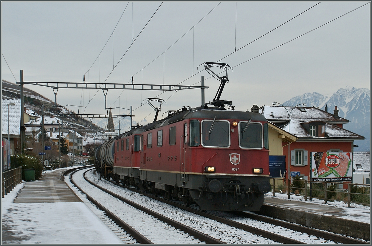 Zwei Re 4/4 II, mit der Re 4/4 II 11327 als Spitzenlok mit einem Ölzug bei der Durchfahrt in Villette VD.
27. Dezember 2010