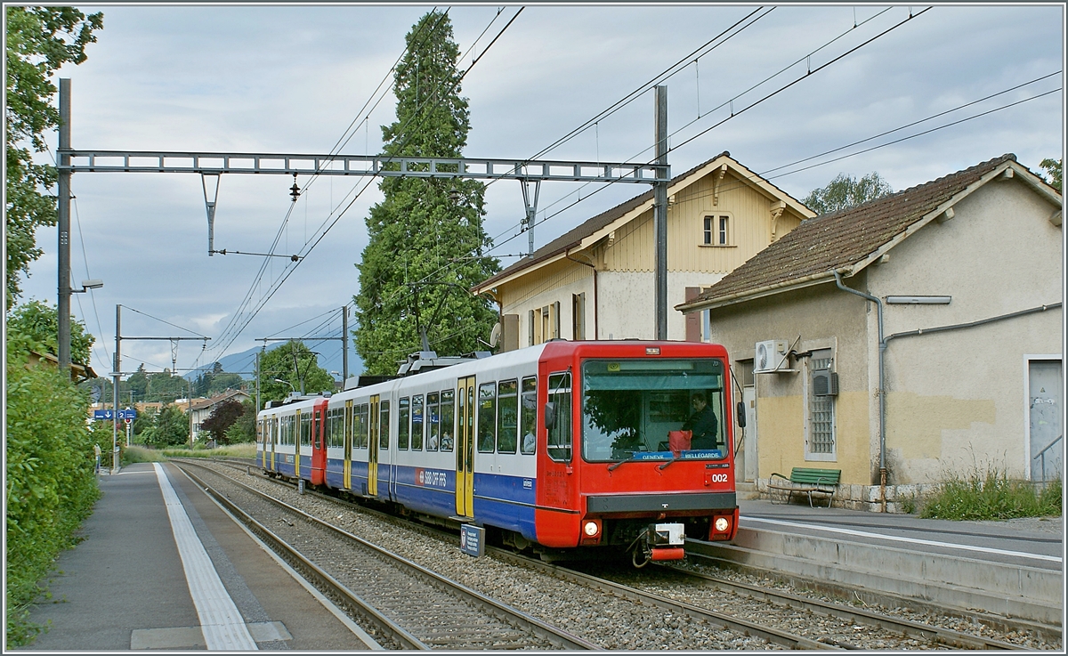 Zwei SBB Bem 550 auf der Fahrt nach Genève beim Halt in Satigny. 

21. Juni 2010