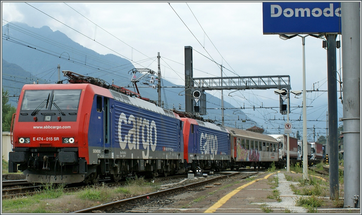 Zwei SBB Re 474 erreichen mit einer Rola von Novara nach Freiburg Domodossola. 
 27. Juli 2009