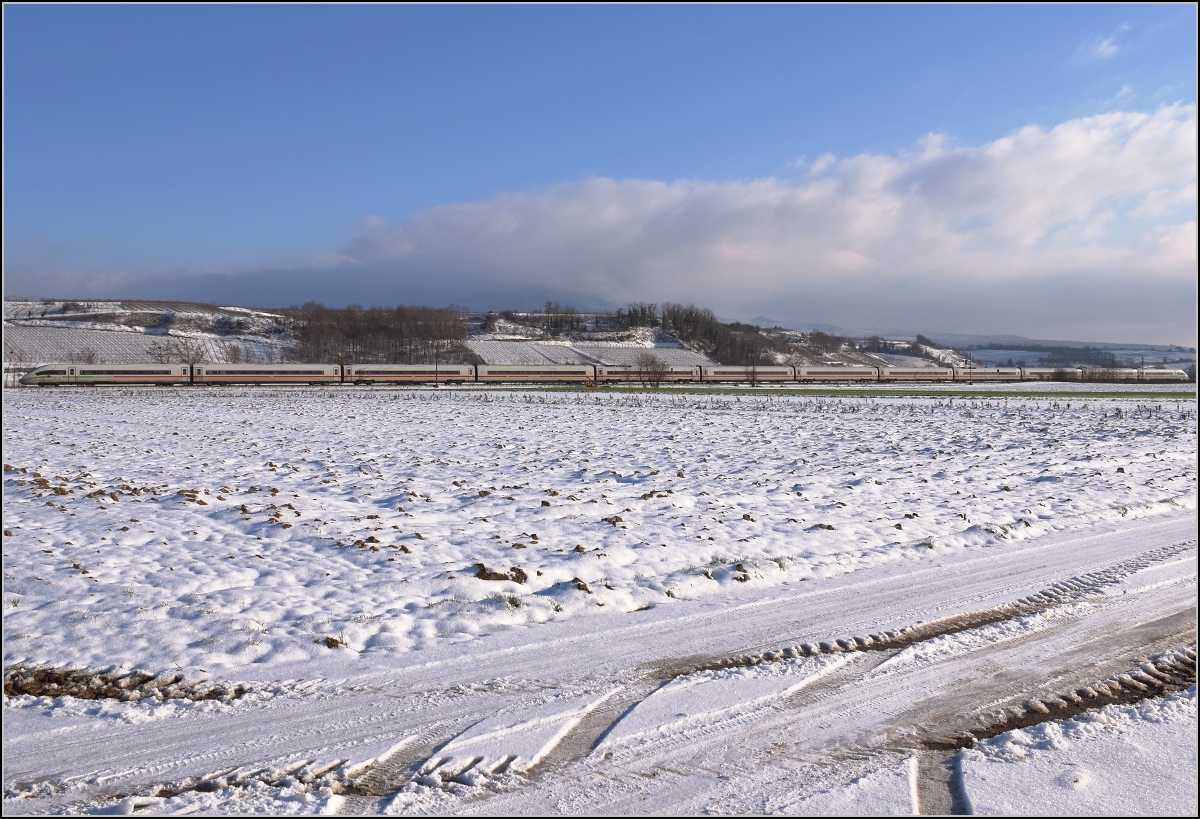 Zwischen Belchensystem und Blauendreieck. 

Der ICE 4 passt schon fast in die Fotostelle. 412 037 auf dem Weg nach Karlsruhe. Buggingen, Februar 2021.