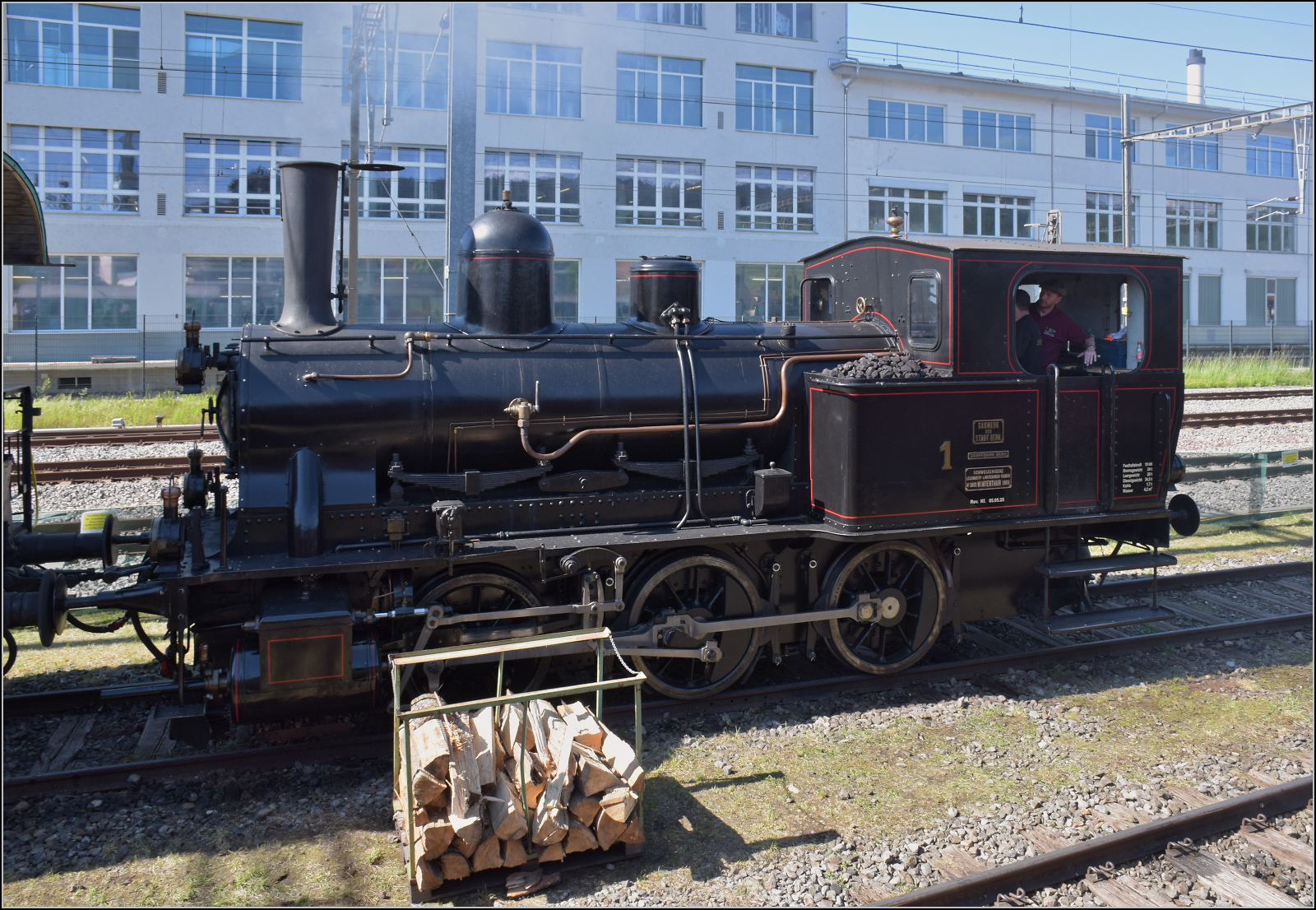 150 Jahre Emmentalbahn. 

Das Tigerli der Gaswerkbahn Bern, E 3/3 1 'Lise' ist nicht baugleich mit den SBB-Tigerli. Konolfingen, Mai 2025.