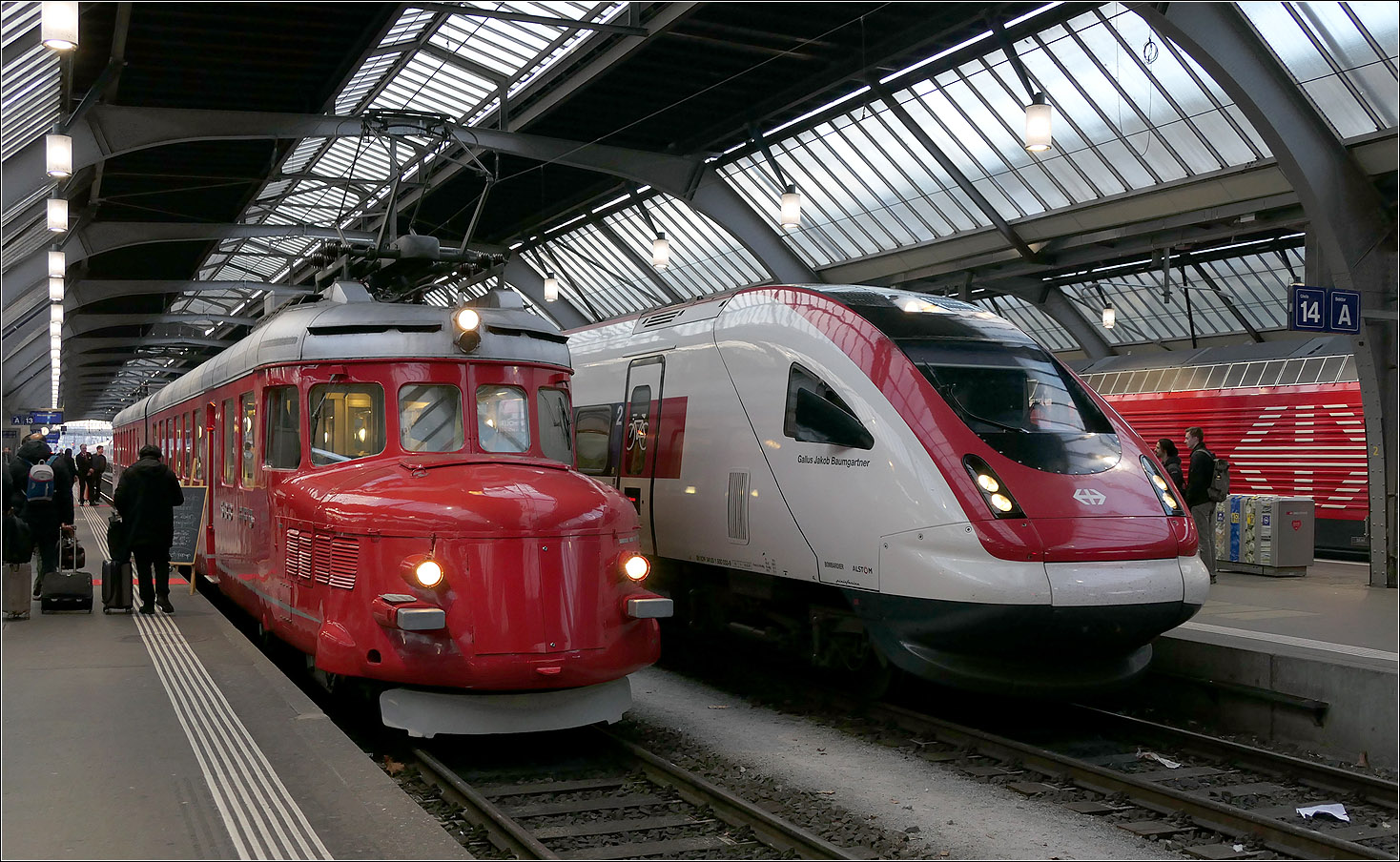 Alt und Neu nebeneinander - 

... in Zürich HB. Links der Churchill Pfeil.

06.03.2025 