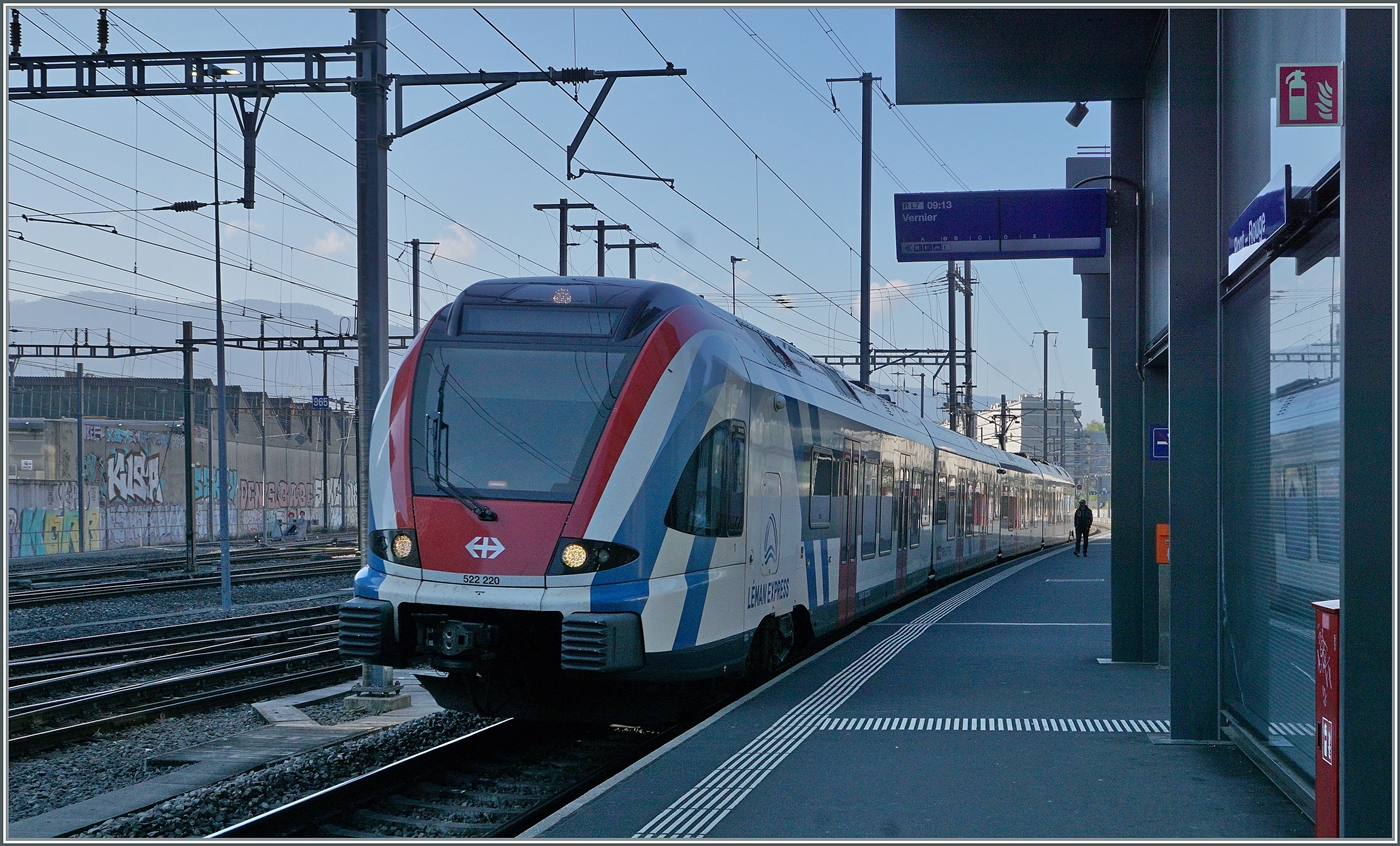 Auf den ersten Blick ein banales Bild; doch beim näheren Hinschauen verrät der Zugzielanzeiger die Besonderheit: Der SBB LEX RABe 522 220 ist als Léman Express 23535 der neuen Linie RL7 auf dem Weg nach Vernier! Die zum Fahrplanwechsel eingeführte RL 7 verbindet Annemasse direkt mit dem Flughafen von Genève oder mit Vernier. Die Züge nutzen den Güterzügen der Relation Bellegarde - Genève La Praille genutzten rund 1 km langen Tunnel von Châtelaine. Leider ist das auf starke Nachfrage beruhende Angebot mit nur vier Zugespaaren pro Tag nicht sehr üppig, besonders wenn man bedenkt, dass ein Zugspaar von und zum Flughafen fährt, zwei Züge nach Vernier, aber nur einer zurück und die drei verbleiben Züge nur auf dem Abschnitt Annemase - Lancy Pont Rouge verkehren.

16. April 2026