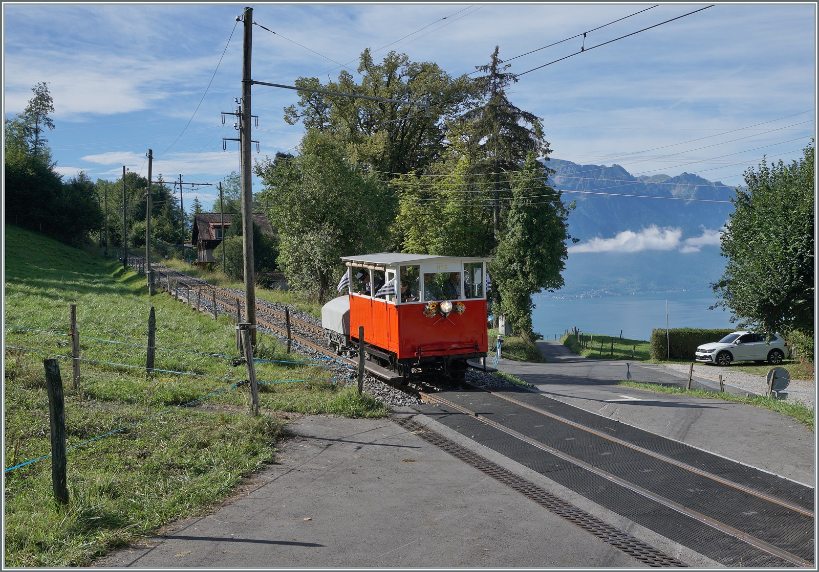 Autour de la voie ferrée / Rund um die eiserne Bahn (Herbstevent 2024) - Der kleine Star des Tages die Dm 2/2 N° 3  Le Biniou  des Réseau Breton (RB) ist auf der Fahrt von Chaulin nach Blonay und erreicht Cornaux. Da klein genug, verdeckt Le Biniou nicht mal die Sicht auf den Genfersee.  

7. Sept. 2024