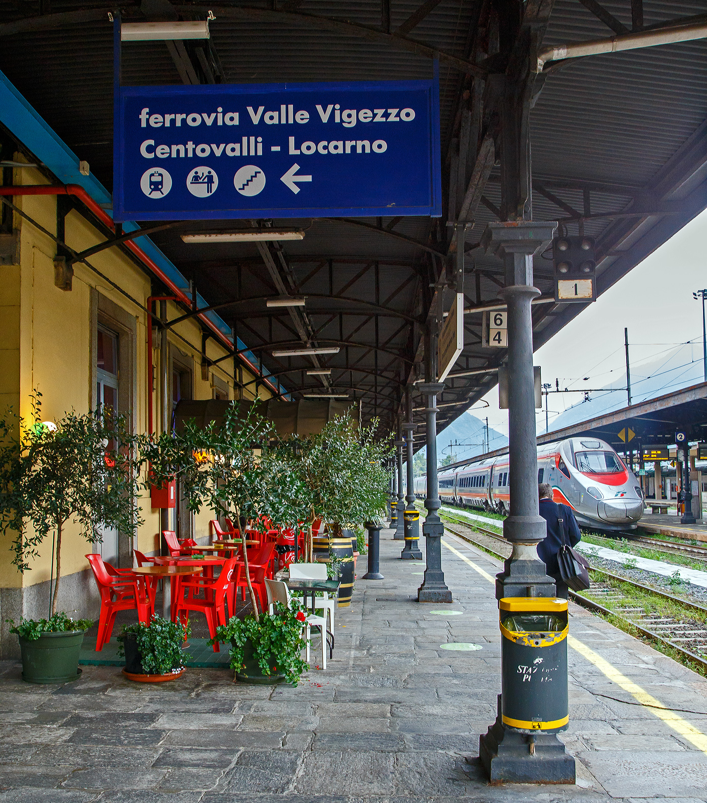 Bahnhofsimpression im Bahnhof Domodossola am 07 September 2021 hier am Bahnsteig 1 genieen wir sehr gerne den Caff espresso. 

Rechts steht der Trenitalia  ETR 610 011 als EC 50 von Milano Centrale nach Basel SBB.
