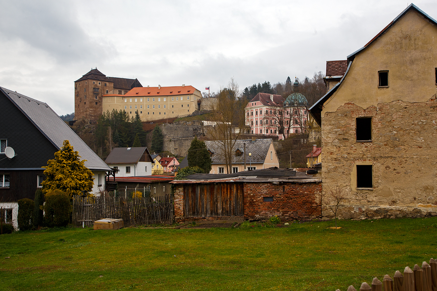 Bečov nad Teplou (Petschau) hier am 20.04.2023:
Die auf einem Felssporn oberhalb der Tepl liegenden gotische Burg Bečov (Petschau) und rechts unterhalb im Stil des Barocks das Schloss Bečov (Petschau). 