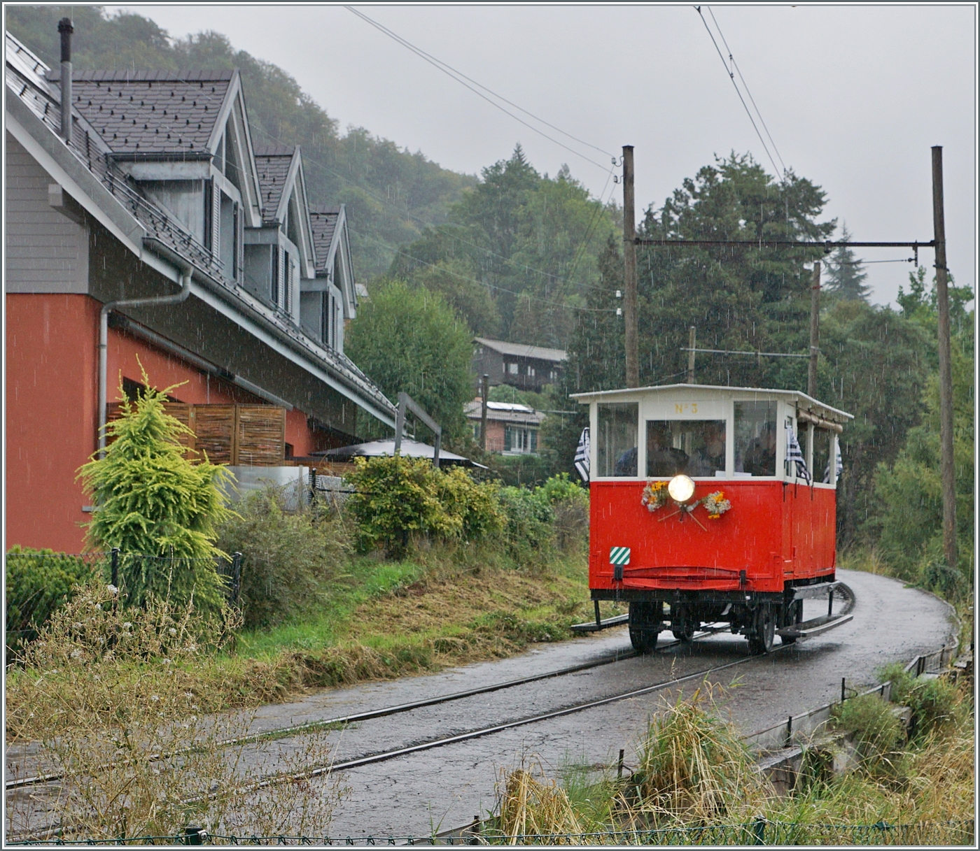 Bei einem Wetter das dem bretonischen Biniou Dm 2/2 N° 2 wohl nicht fremd sein dürfte dieselt die kleine Draisine bei Blonay dem Bahnhof entgegen. 

8. Sept. 2024