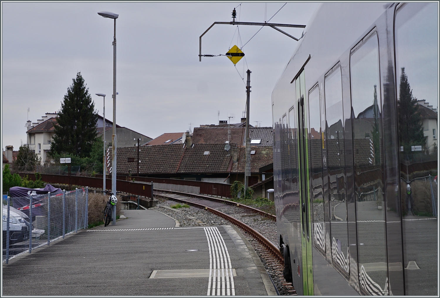 Bis zur  FRONTIERE  ist es nicht mehr weit; doch noch wenden die Züge in St-Gingolph (Suisse) neuerdings sogar ein (von der Region Alps gemieteter) BLS RABe 528.

4. März 2024