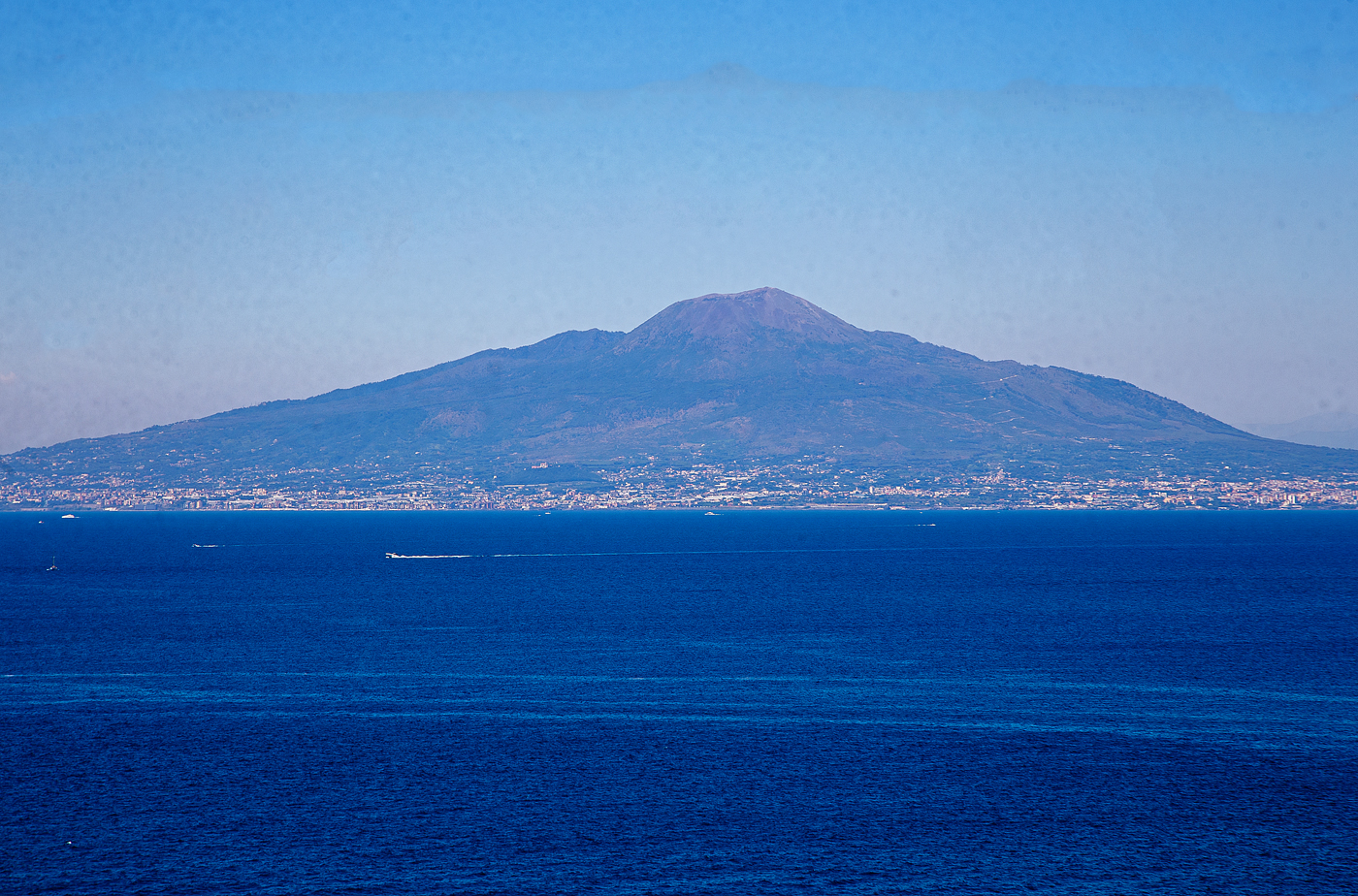 Blick von Sorrent auf den 1.281 m hohen einzigen aktiven Vulkan auf dem europäischen Festland, dem Vesuv (Vesuvio), am 15.07.2022.
