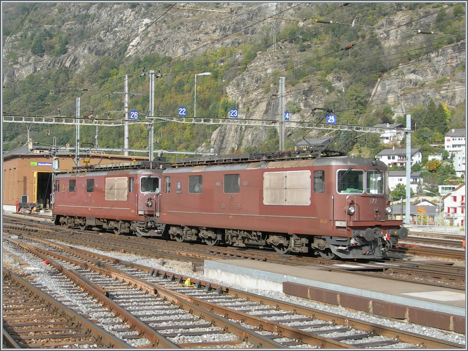 BLS Re 4/4 166 - 173, ab 1970; die BLS Re 4/4 172  Egggerber  und eine weitere sind in Brig unterwegs. 

12. Okt. 2007