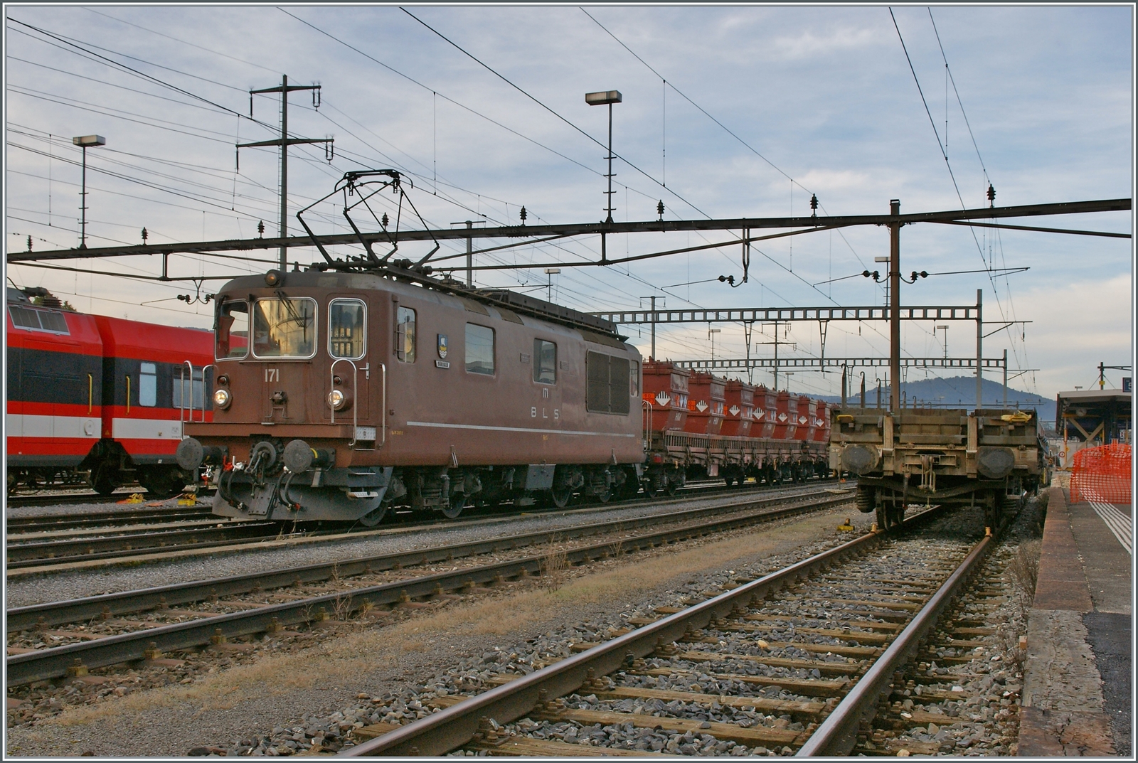 BLS Re 4/4 166 - 173, ab 1970; obwohl die BLS die nach dem Deutsch/Französischen Krieg die für Frankreich unvorteilhafte Relation Paris - Milano dank dem Bau des Grenchenbergtunnels und der MLB etwas aufwertete, sind BLS Fahrzeuge im Jura eher selten anzutreffen. Um so mehr erfreute mich die BLS Re 4/4 171  Därligen  am Morgen des 18. Okt. 2012 in Delémont. 

18. Okt. 2012 