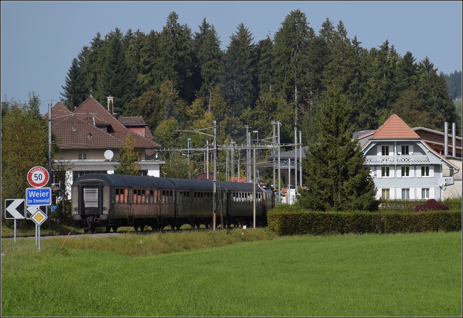 Dampftage Huttwil mit frisch genesenem Bubikopf. 

64 518 und Re 4/4 I 10034 sind schneller unterwegs als die sonst eingesetzten Dampfloks auf der Museumsbahnstrecke. So ist eine Zugverfolgung kaum möglich und es blieb nur noch Zeit für dieses denkwürdige Foto: Silberlinge im Emmental... . Weier, Oktober 2023.