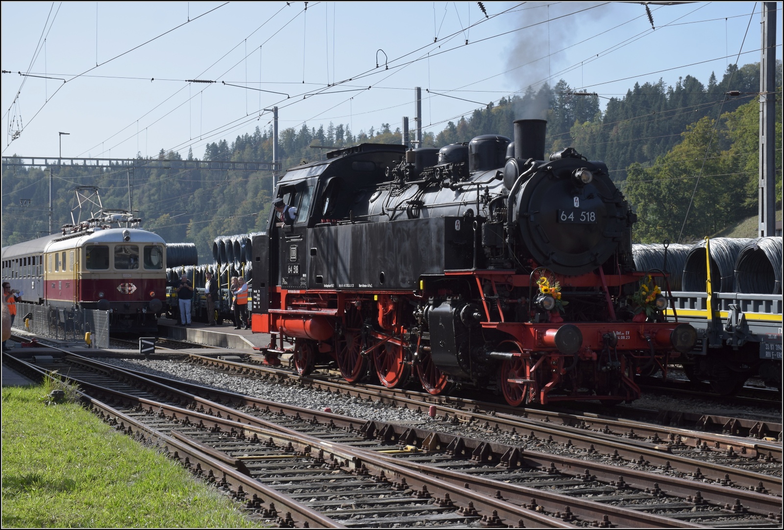 Dampftage Huttwil mit frisch genesenem Bubikopf. 

64 518 rangiert vor den Museumszug. Oktober 2023.