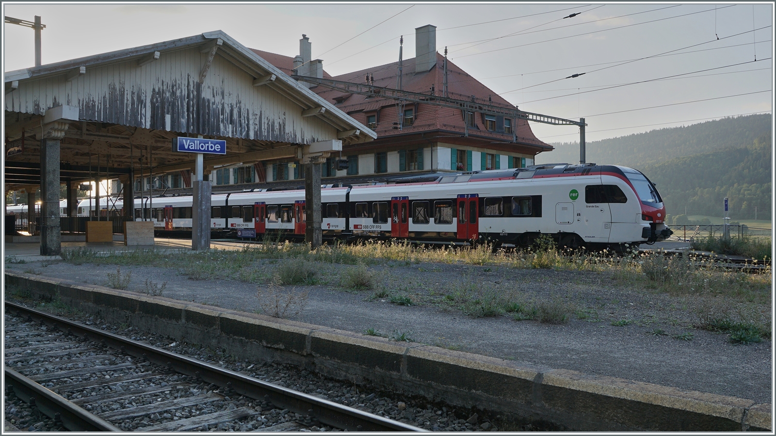 Das Bild mit dem SBB Flirt3 als S2 nach Aigle vermittelt etwas von der heutigen Ambiente des Bahnhof von Vallorbe, da ist es schwer vorzustellen, dass hier mal grosse Express Züge mit klangvollen Namen gehalten haben.

21. Juli 2022