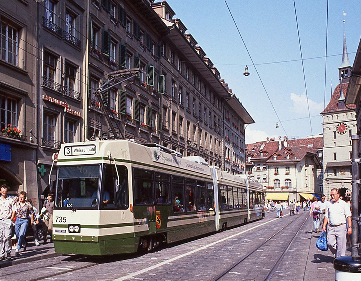 Das Ende naht - die Bernmobil Be4/8 von ACMV Vevey aus dem Jahr 1990: Stolz steht der ganz neue Wagen 735 am Bärenplatz. 15.August 1990 