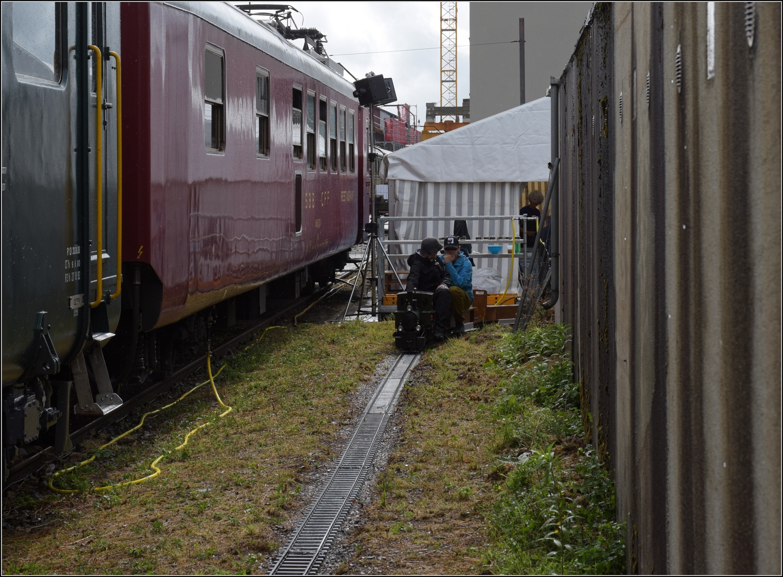 Depotfest Olten 2023.

Eine Modelldampfeisenbahn durfte im Depotfest nicht fehlen. Auch wenn diese von den vielen Exponaten fast erdrückt wurde, angesichts des Dauerregens während des gesamten Festes waren hier wenig Engpässe zu befürchten... August 2023.