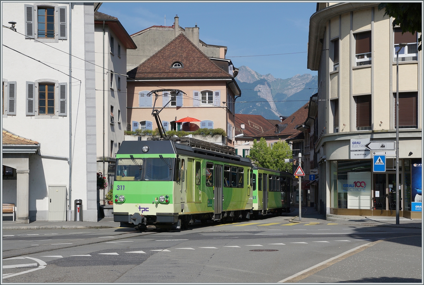 Der A-L BDeh 4/4 311 mit Bt 631 zwängt sich in Aigle in die Altstadt um zum Bahnhof Aigle zu gelangen. 

27. Juli 2024 