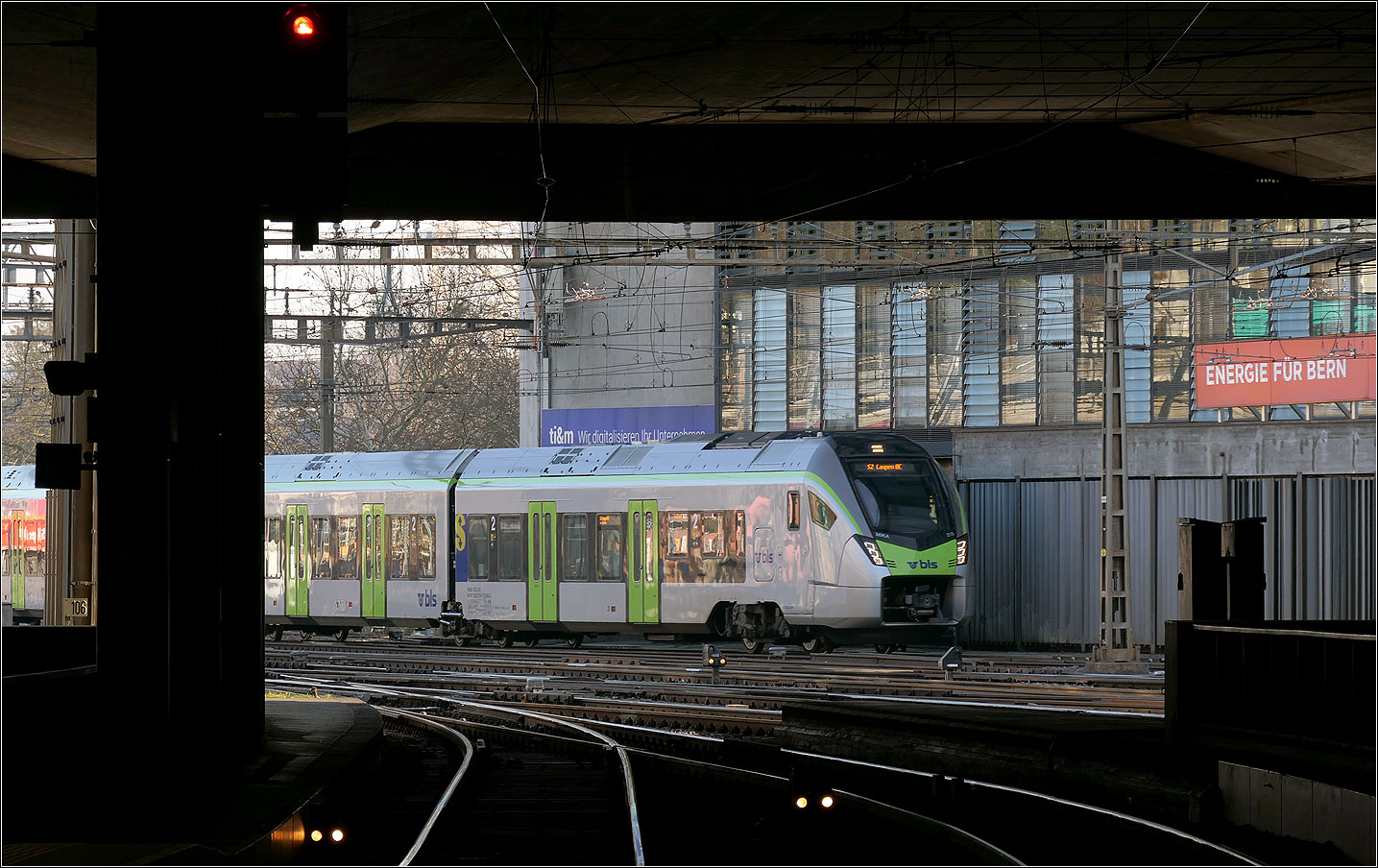 Der Bahnhof Bern - 

Die S2 nach Laupen BE fährt in den Bahnhof von Bern ein. 

07.05.2025 