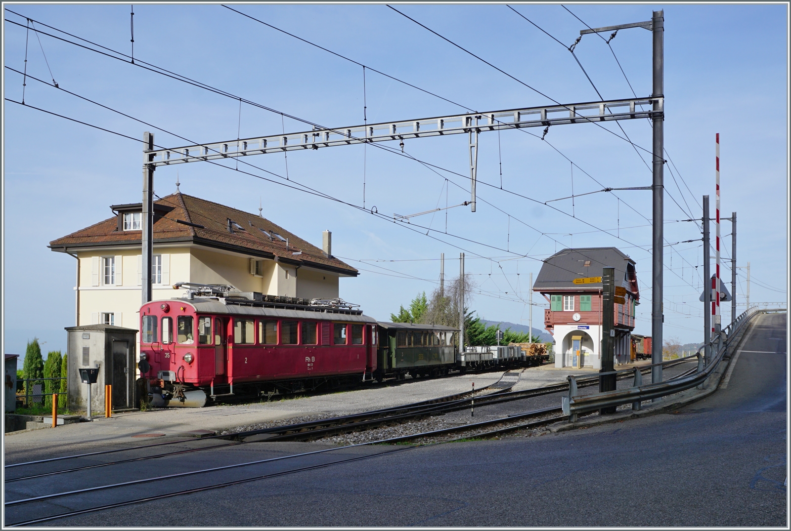 Der Bernina Bahn RhB ABe 4/4 I 35 steht in Chamby abgestellt. Im Gegensatz zu anderen Jahren nimmt er nicht aktiv am DER der B-C teil. 

29. Okt. 2022