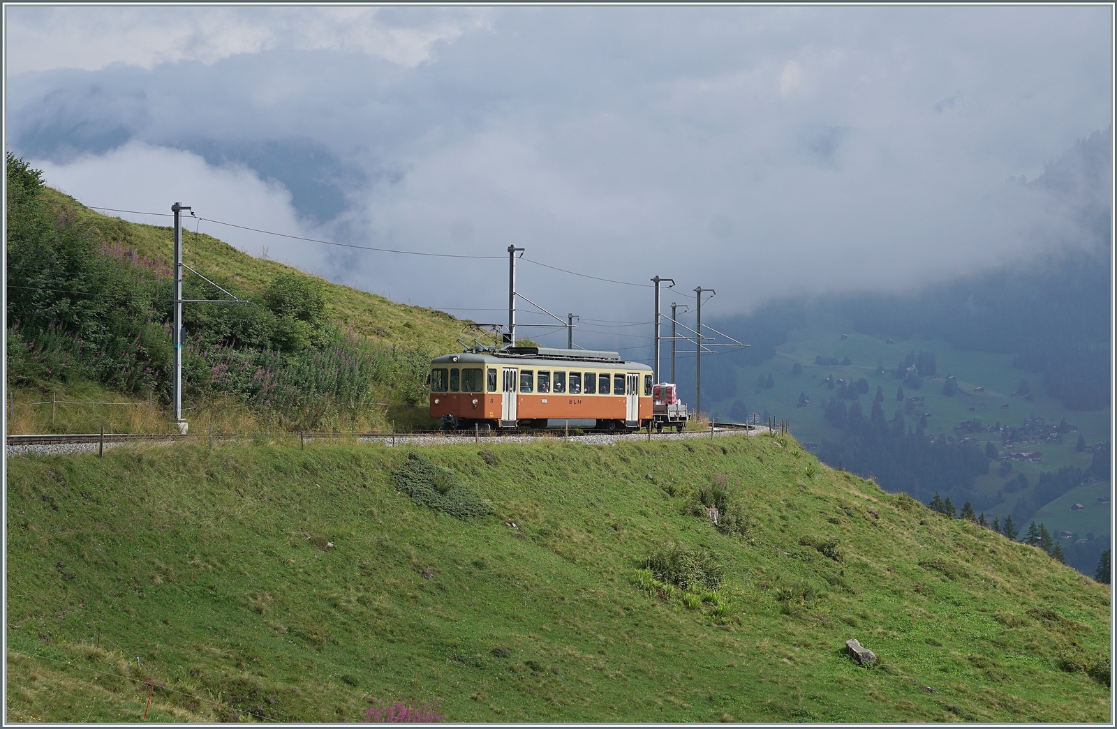 Der BLM Be 4/4 31  Lisi  ist zwischen der Grütschalp und Winteregg auf dem weg nach Müren. 

8. Aug. 2024