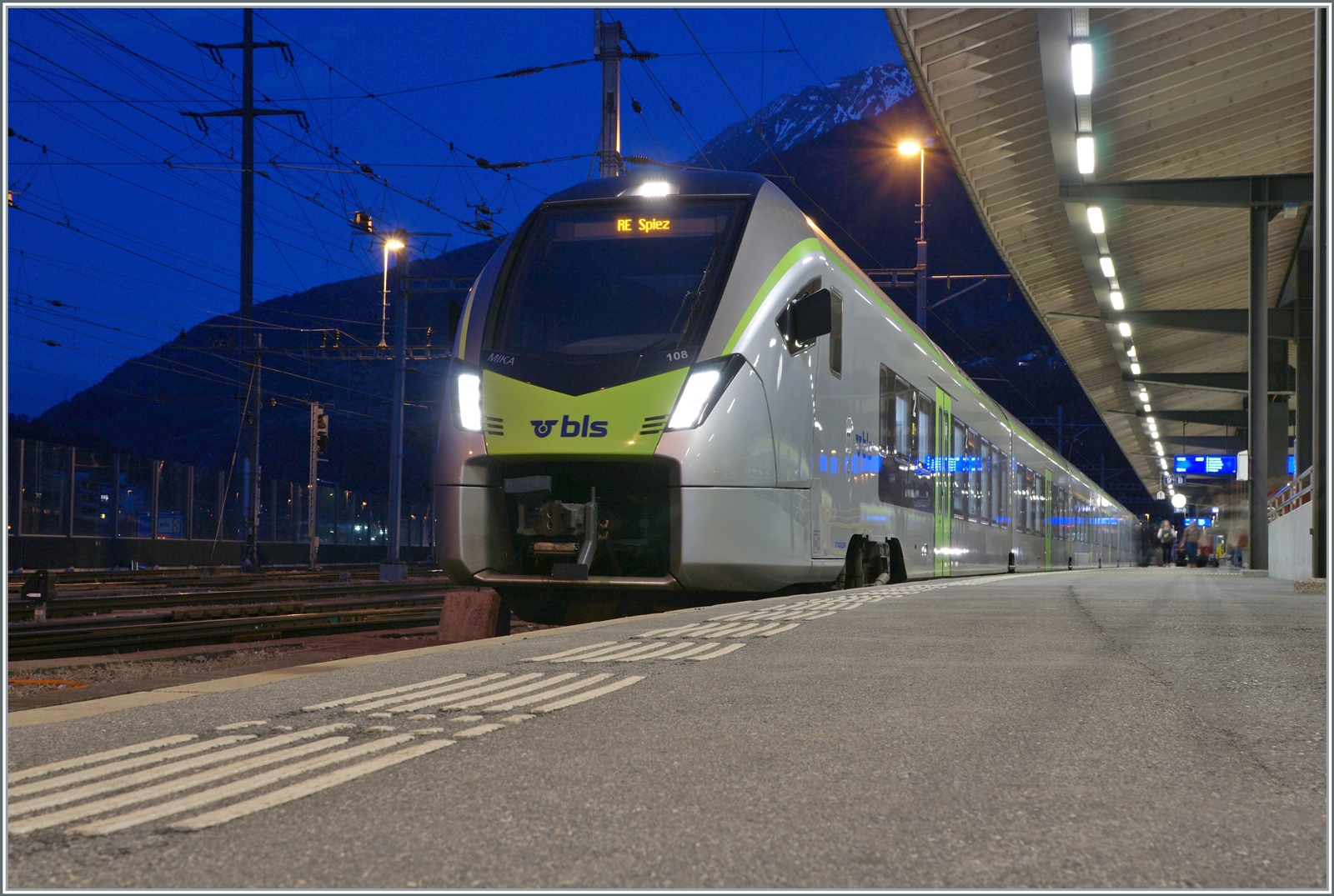 Der BLS RABe 528 108 wartet in Brig als RE auf die Abfahrt nach Spiez.

24. Februar 2023