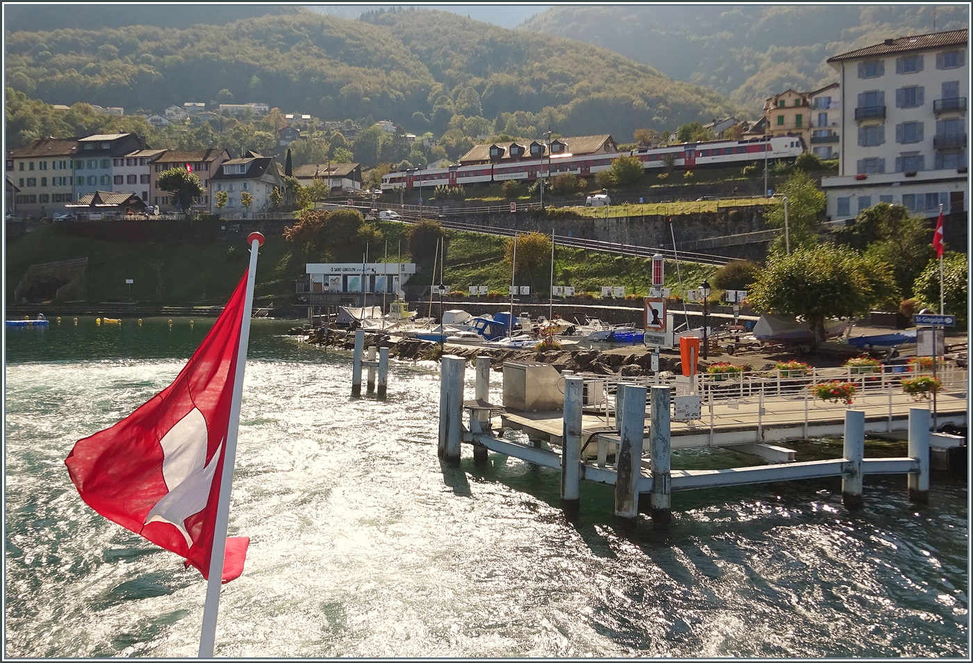 Der CGN Raddampfer VEVEY verl�sst die Anlegestelle St-Gingolph und so bleibt ein Blick zur�ck, allzu lange d�rften die RegionAlps Domino nicht mehr zu sehen sein.

6. Okt. 2026