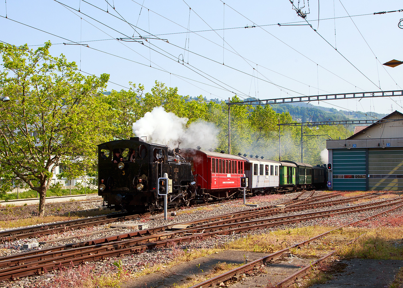 Der Dampfzug Museumsbahn Blonay-Chamby erreicht am 28. Mai 2023 als Leerzug Vevey. Hier fährt er in Sandwich, geführt von der Dampflokomotive für gemischten Adhäsions- und Zahnradbetrieb HG 3/4 B.F.D. 3 (Brig–Furka–Disentis-Bahn), ex F.O. 3, und am Zugschluss die Mallet-Dampflok G 2x2/2 105  Todtnau , ex SEG 105  Todtnau .

Die Loks setzen gleichdrauf aufwändig um, der Zug wird dann geführt G 2x2/2 105  Todtnau  und dahinter der HG 3/4 B.F.D. 3 in Doppeltraktion als Riviera Belle Epoque von Vevey über Blonay zum B-C Museum Chaulin fahren. Hätte man den Zug oben andersherum zusammengestellt, wäre das Manöver doch einfacher gewesen. Der Dampfzug hinauf war dann sehr gut gefüllt. 
