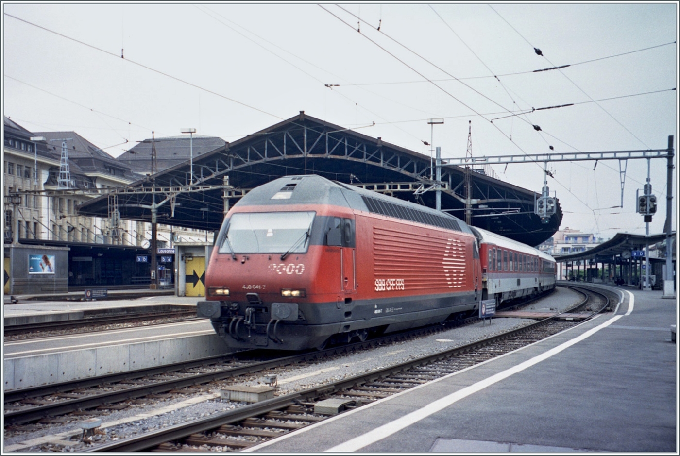 Der EC 106  Mont-Blanc  von Genève nach Dortmund beim Richtungs- und Lokwechsel in Lausanne. Die SBB Re 460 047-7  Verkehrshaus  übernimmt den EC 106 zur Weiterfahrt nach Delémont. 

Analogbild vom Juni 2001