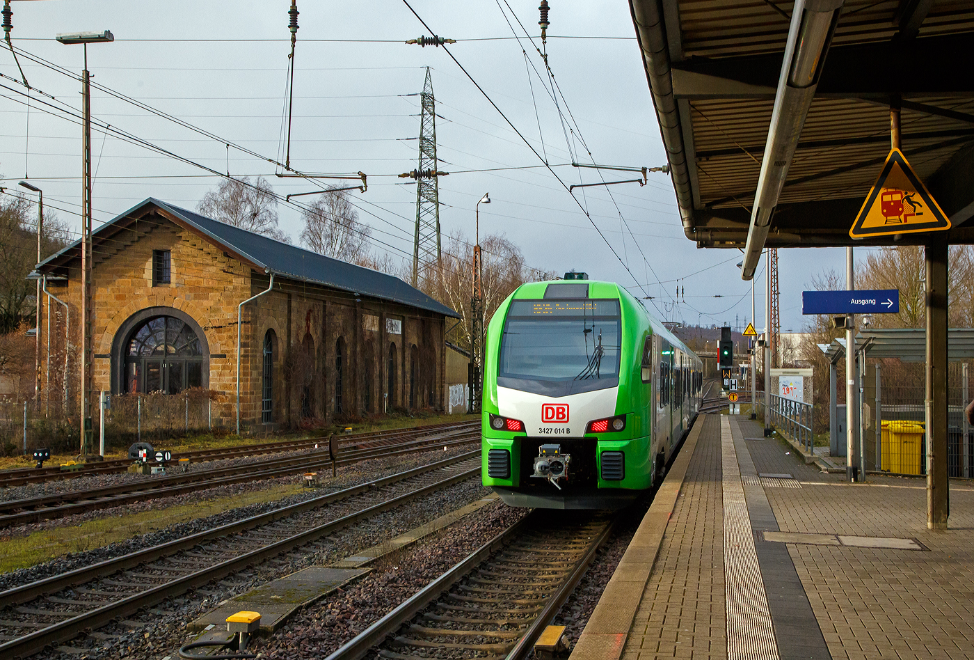 Der f�r die DB Regio AG – NRW fahrende dreiteilige Stadler FLIRT 3 XL 3427 014 (94 80 3427 014-0 D-STAP / 94 80 3827 014-6 D-STAP / 94 80 3427 514-9 D-STAP) der ZV VRR Eigenbetrieb Fahrzeuge und Infrastruktur, verl�sst am 15.12.2022, als RE 34 „Dortmund-Siegerland-Express“ (Siegen - Letmathe - Dortmund), den Bahnhof Kreuztal.

Der Stadler FLIRT 3 XL wurde 2020 von der Stadler Pankow GmbH in Berlin unter den Fabriknummern 42354 bis 42356 gebaut und an den Zweckverband Verkehrsverbund Rhein-Ruhr Eigenbetrieb Fahrzeuge und Infrastruktur geliefert. Eigentlich war dieser FLIRT 3 XL wie 9 weitere f�r die Bedienung der Regiobahnstrecke S 28 Kaarst - Neuss - D�sseldorf - Mettmann - Wuppertal vorgesehen, wo die Elektrifizierung bis 2020 erfolgen sollte. Da aufgrund von Verz�gerungen der elektrische Betrieb voraussichtlich erst 2026 aufgenommen werden kann, wurden die inzwischen gelieferten Triebwagen u. a. von der DB Regio AG NRW eingesetzt.

Stadler FLIRT 3 XL, dreiteilig der BR 3427:
Die Fahrzeuge der BR 3427 vom Typ STADLER Flirt 3 XL sind, in der sogenannten XL-Ausf�hrung, mit 67.600 mm um 4,4m l�nger als die normalen STADLER Flirt 3 (BR 1427), zudem haben diese 6 T�ren pro Fahrzeugseite (anstatt 3). Der FLIRT verf�gt �ber eine hohe Antriebsleistung (2.720 kW) und eine maximale Geschwindigkeit von 160 km/h. Die 3-Teiler haben 180 Sitzpl�tze (16 in der 1.Klasse und 154 in der 2. Klasse).

Der VRR Auftrag umfasste die Lieferung von 41 Triebz�gen des Typs FLIRT. Die Bestellung teilte sich auf in 17 dreiteilige und 24 f�nfteilige Fahrzeuge. Beide Fahrzeugvarianten verf�gen �ber l�ngere Wagenk�sten, der sogenannten XL-Ausf�hrung (FLIRT 3 XL). Erg�nzend wird Stadler auch die Instandhaltung der Fahrzeuge in den kommenden 30 Jahren verantworten. Die Fahrzeuge kommen auf den Strecken des S-Bahn-Netzes Rhein-Ruhr zum Einsatz. Der FLIRT verf�gt �ber eine hohe Antriebsleistung und eine maximale Geschwindigkeit von 160 km/h. Der helle, freundliche Fahrgastbereich ist barrierefrei und bietet dem Betreiber individuelle Gestaltungsm�glichkeiten. Sie verf�gen �ber bequemere Sitze, �berwiegend in 4er-Sitzgruppen mit Vis-�-vis-Anordnung, Toiletten sowie Steckdosen zum Aufladen von Smartphones, Tablets oder Rechnern.

Technik:
•	Ausgelegt f�r die Verbandsfahrt von bis zu 3 Fahrzeugen
•	Automatische Mittelpufferkupplungen (Scharfenbergkupplung)
•	Leichtbauweise aus Aluminium
•	Redundante Antriebsausr�stung bestehend aus 2 Antriebsstr�ngen mit je einem Transformator, IGBT-Stromrichter und 2 Asynchronfahrmotoren
•	Luftgefederte Fahrwerke sorgen f�r die erforderliche Laufruhe
•	Die Fahrzeuge wurden in zwei unterschiedlichen Designs ausgeliefert (S-Bahn Rhein-Ruhr Design [gr�n/we�] sowie Regiobahn Design [rot/wei�])

Komfort:
•	Klare Trennung von Mehrzweckbereichen f�r den Fahrradtransport sowie f�r die Bef�rderung von Rollstuhlfahrern
•	12 Fahrradstellpl�tze
•	2 extrabreite zweifl�gelige Schwenkschiebet�ren je Wagenkasten
•	Klimatisierter Fahrgastraum und Fahrerraum
•	1 geschlossenes WC-System je EMU3 bzw. 2 geschlossene WC-Systeme je EMU5
•	Einstiegsh�he 780 mm
•	Modernes Fahrgastinformationssystem
•	Passagier-WLAN im ganzen Fahrgastraum

TECHNISCHE DATEN (BR 3427 - Stadler FLIRT 3 XL, dreiteilig):
Spurweite: 1.435 mm (Normalspur)
Achsanordnung: Bo' 2' 2' Bo'
L�nge �ber Kupplung: 67.600 mm
Fahrzeugbreite: 2.820 mm
Fahrzeugh�he: 4.270 mm
Fu�bodenh�he Niederflur: 780 mm
Fu�bodenh�he Hochflur: 1.150 mm
Einstiegsbreite: 1.800 mm je T�r 
Anzahl der T�ren je Fahrzeugseite: 6
Sitzpl�tze: 180 (1. Klasse 16 / 2. Klasse 164)
Stehpl�tze (4 Pers./m�): 260
Dienstgewicht: 
Achsabstand im Drehgestell: 2.700 mm
Lauf- und Triebraddurchmesser: 870 mm (neu)
H�chstgeschwindigkeit: 160 km/h
Max. Leistung am Rad: 2.720 kW
Dauerleistung am Rad: 2.000 kW
Max. Anfahrbeschleunigun: 1,2 m/s�
Kupplung: Scharfenbergkupplung (Schaku) Typ 10

Quellen: Stadler Rail
