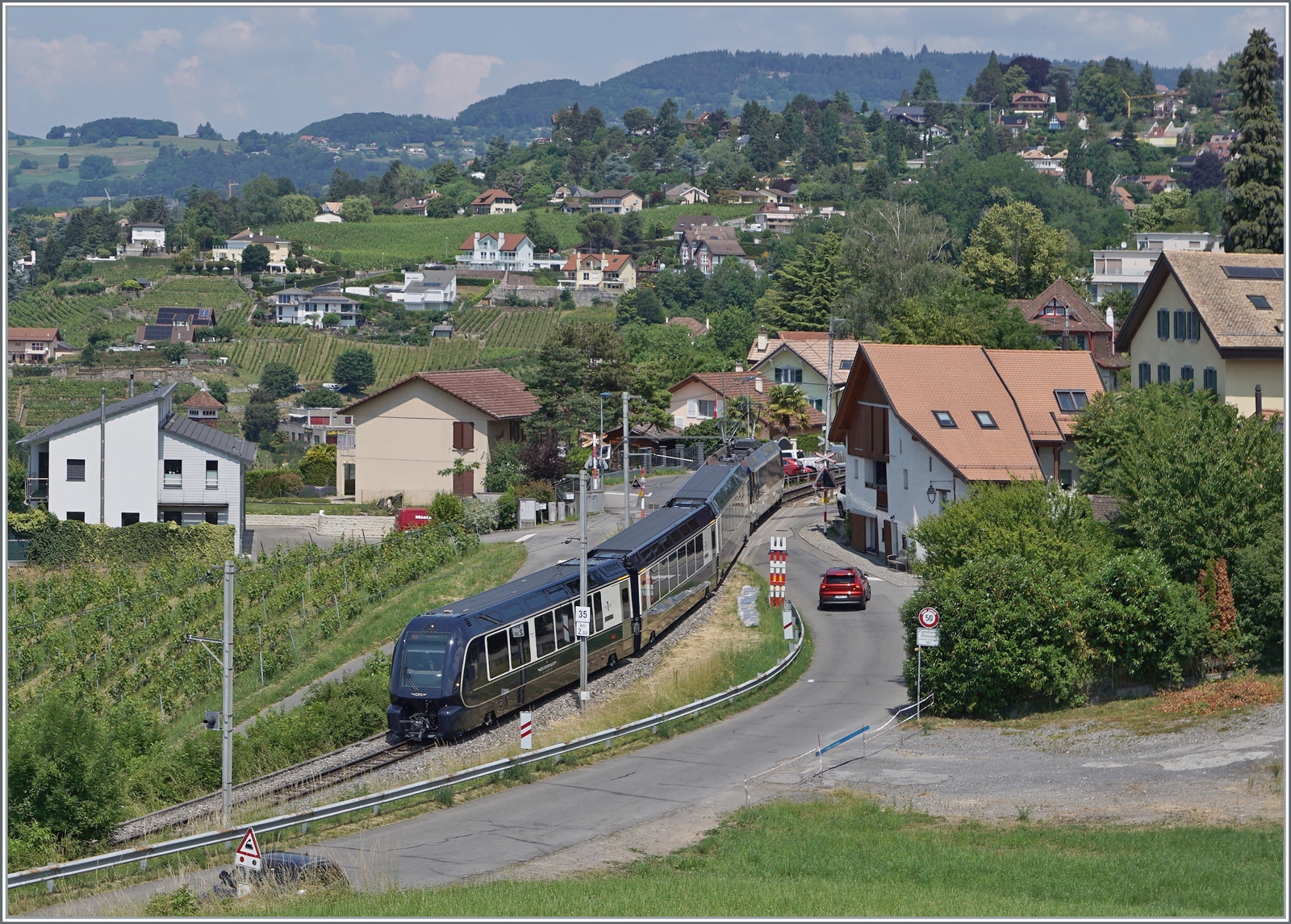 Der GPX 4065 von ZWEISIMMEN nach Montreux bei Planchamp. Entgegen der Werbung der MOB mussten die Reisenden von Interlaken in Zweisimmen umsteigen, eine Tatsache, welche im Fahrplan mehr als geschickt versteckt wird. Der Zug führt interessanter Weise nur drei Wagen, der Steuerwagen Seite Zweisimen fehlt und sorgt somit für ein sehr gefälliges Zugsbild.

16. Juni 2023