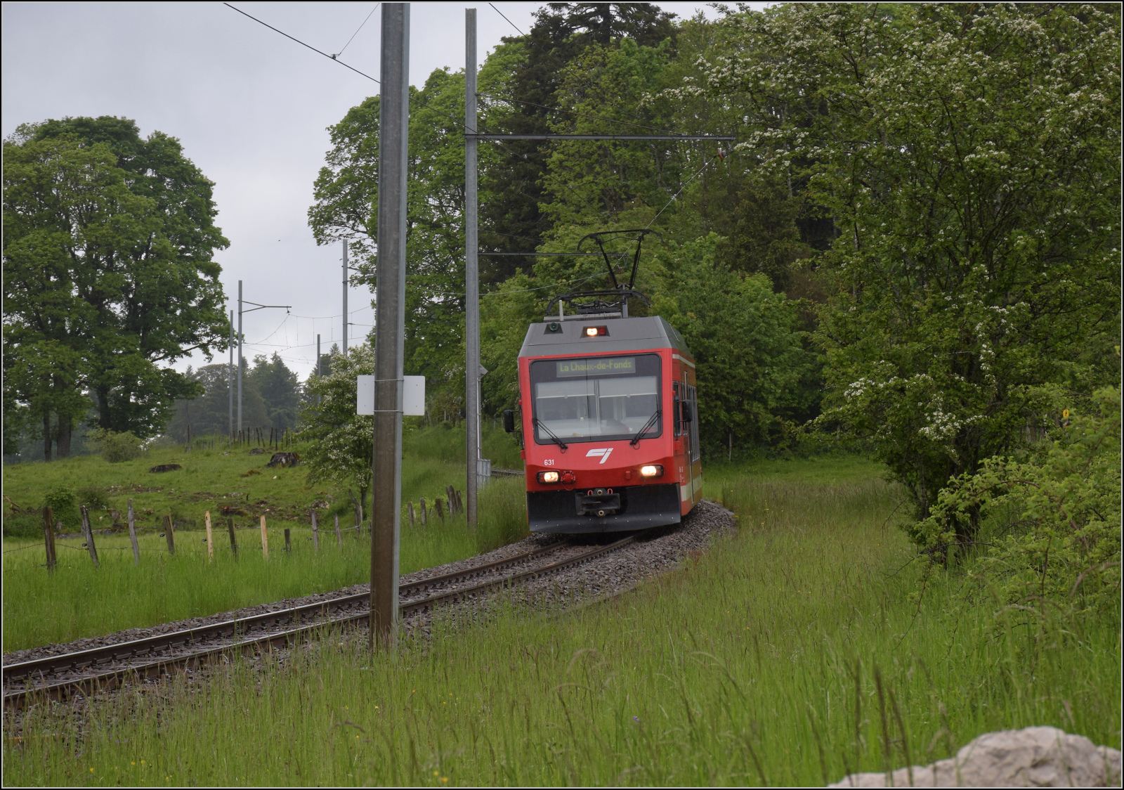 Der GTW 2/6 631 der CJ d�rfte wohl bald ein neues Bet�tigungsfeld suchen, da die Abl�sung bereit steht. La Chaux-d'Abel, Mai 2024.