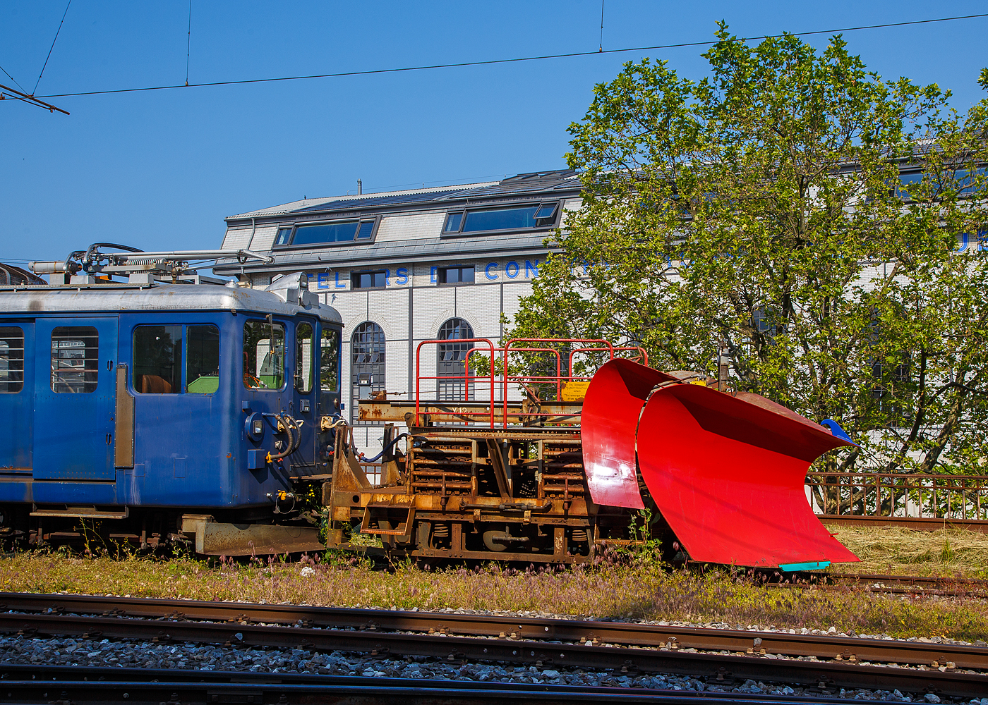 Der MOB Schneepflug X 12 vor dem Triebwagen BDe 4/4 3006 wartet am 28. Mai 2023 in Vevey noch auf Schnee.

Der Schneepflug wurde 1964 in den Werkstätten der MOB auf ein altes SWS Drehgestell (vom B4 48) aufgebaut. 

Der doppelseitige Pflugkeil lässt sich hydraulisch heben. Beidseitig ausklappbare Zusatzflügel. Der Pflug wird während der Fahrt nicht bedient, er kann aber gehoben und gesenkt werden. Um auf das hohe Gewicht von 12 t (6t Achsdruck)  zu kommen, sind liegen geschichtet in zwei Boxen etliche Schienenstücke (Ballast 6,2 t). Im Jahr 2014 beikam der Pflug neue elektrische Anschlüsse, Hydraulikleitung und Hydraulikzylinder.

TECHNISCHE DATEN:
Hersteller/ Erbauer: MOB
Spurweite: 1.000 mm
Anzahl der Achsen: 2 
Länge über Puffer: 4.520 mm (bzw. 5.610 mm über Pflugkeil)
Breite: 2.800 mm
Achsabstand: 2.300 mm
Laufraddurchmesser: 750 mm (neu)
Eigengewicht: 12t
V max: 50 km/h
Max Schneeräum Höhe / Breite: 1.150 mm / 3.400 mm