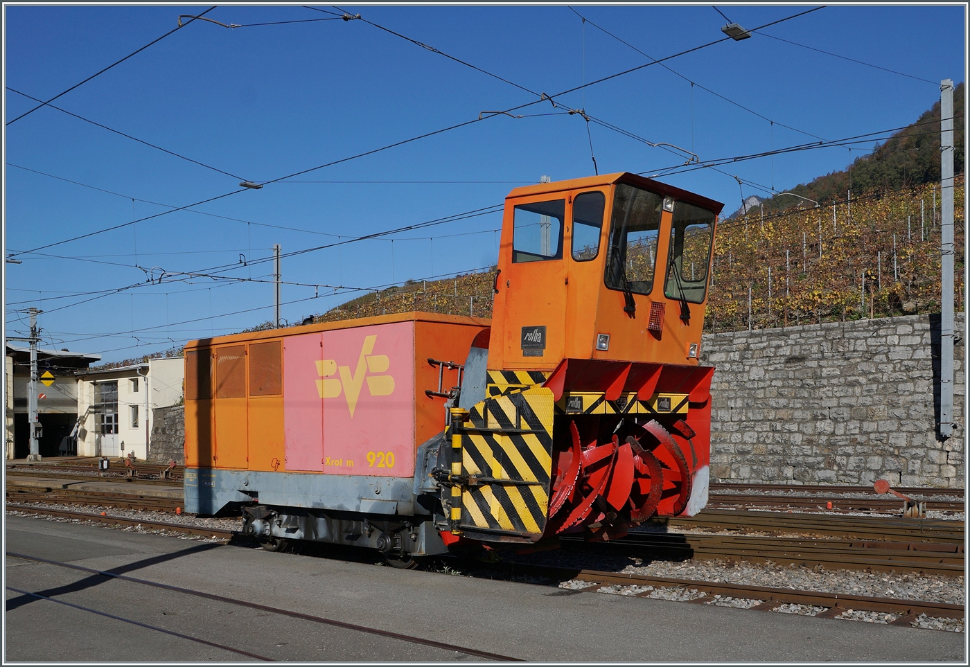 Der nächste Winter kommt bestimmt: in Aigle Dépôt A-L steht die BVB Xrot m 920 von Rolba, Baujahr 1971.

2. Nov. 2024