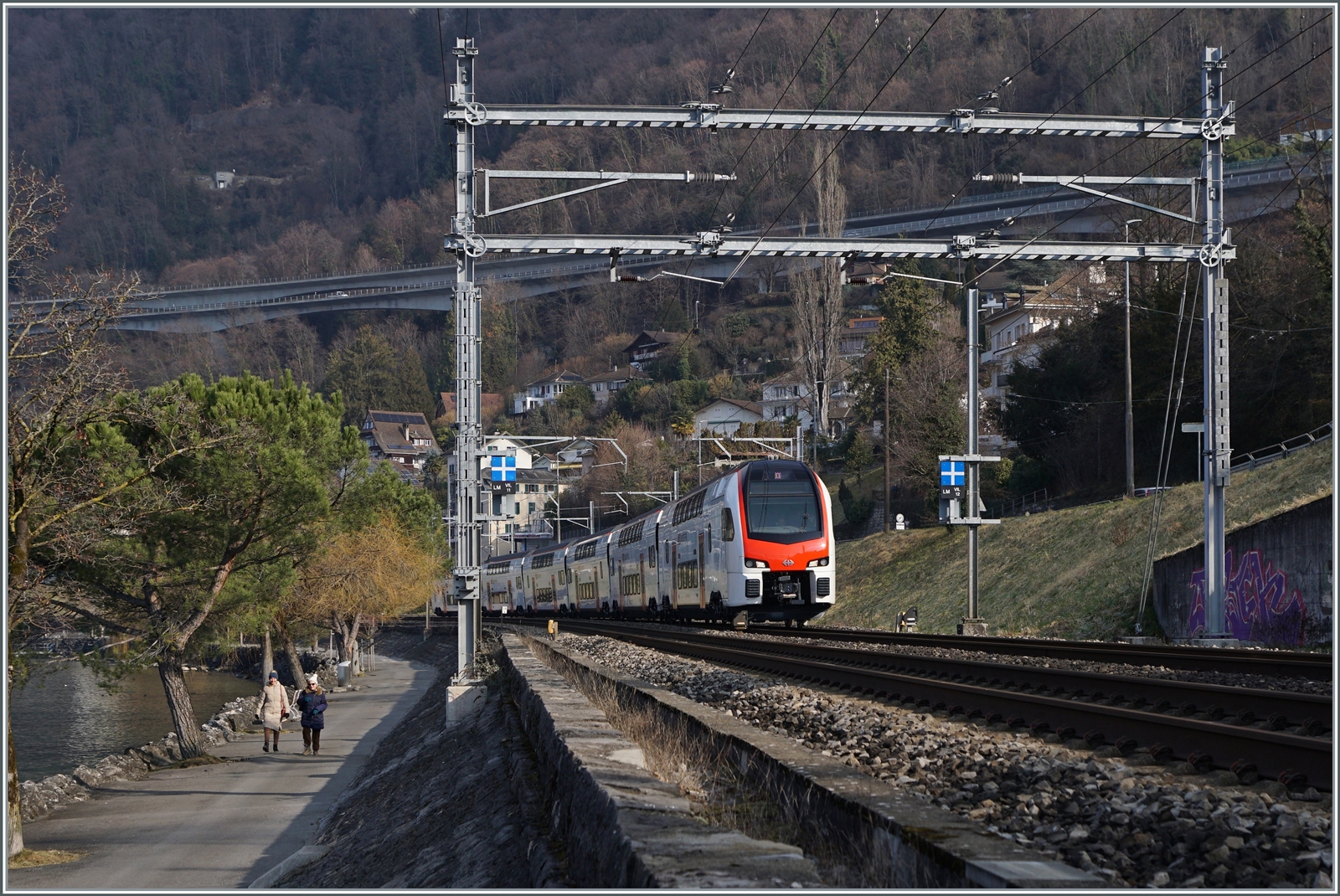 Der neue SBB RABe 512 008 (94 85 0 512 008-9 CH-SBB) für den Fernverkehr ist kurz vor Villeneuve auf einer Test-Fahrt. 

8. Februar 2023