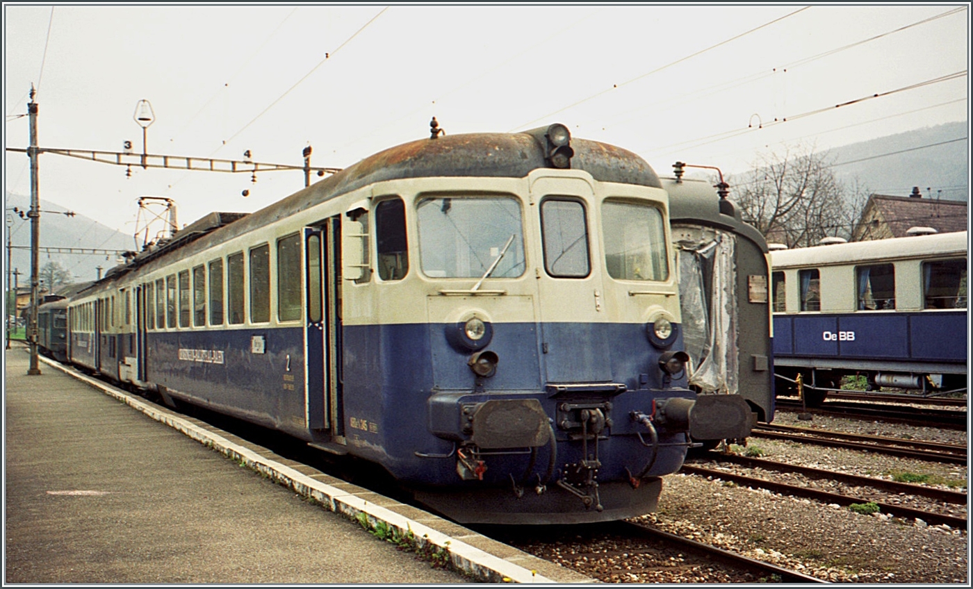 Der OeBB ABDe 4/8 745 (ex BLS 741) wartet in Balsthal auf die Abfahrt nach Oensingen. Rechts im Bild ist wahrscheinich der ABDe 4/8 744 zu sehen, der als Ersatzteilspender diente.  

Analogbild vom Mai 2001