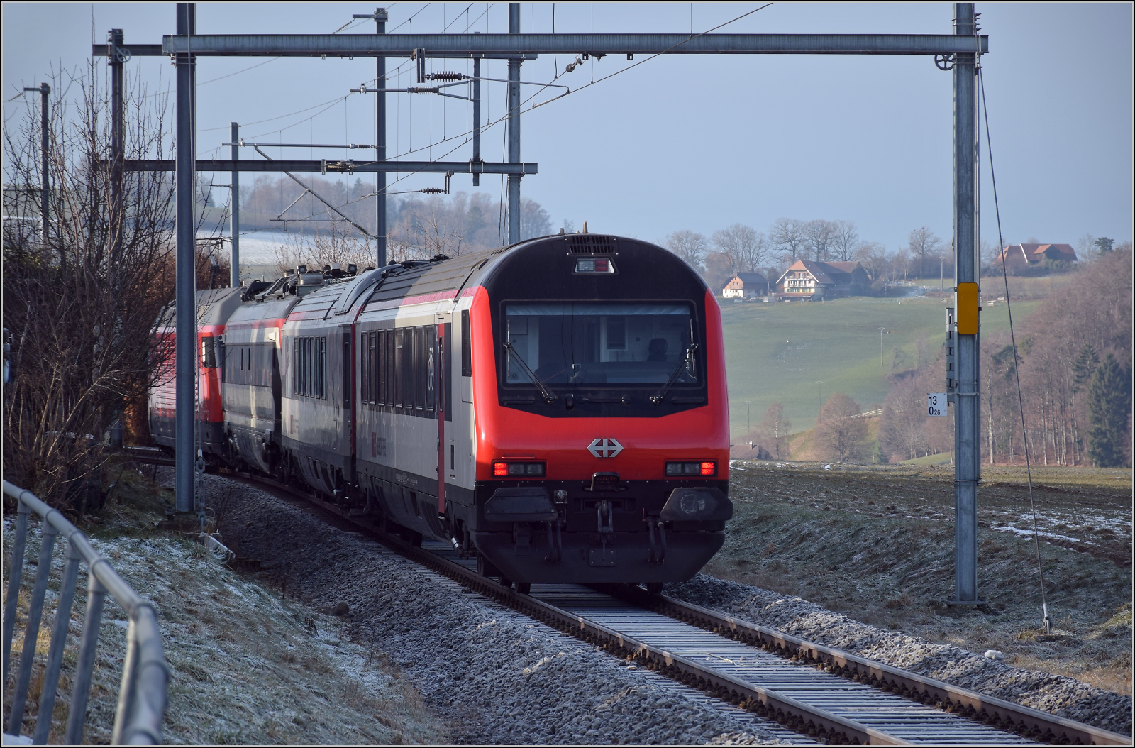Der von Re 460 014 'Val de Trient' gezogene Messzug in Mittelh�usern. Im Bild der IC-Steuerwagen Bt 50 85 28-94 918-5 CH-SBB. Januar 2026.