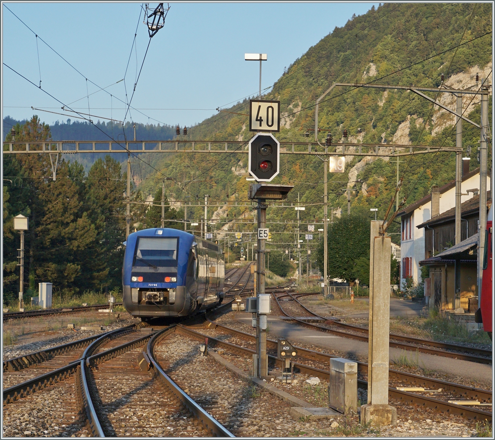 Der SNCF X 73755 verlässt als TER 18136 nach Frasne den Bahnhof von Vallorbe. Der Dieseltriebwagen verkehrte vorgängig bei der  Ligne des Horlogers  (Besançon - Le Locle), ist dort aber durch dreiteilige Triebzüge ersetzt worden. 

21. Juli 2022