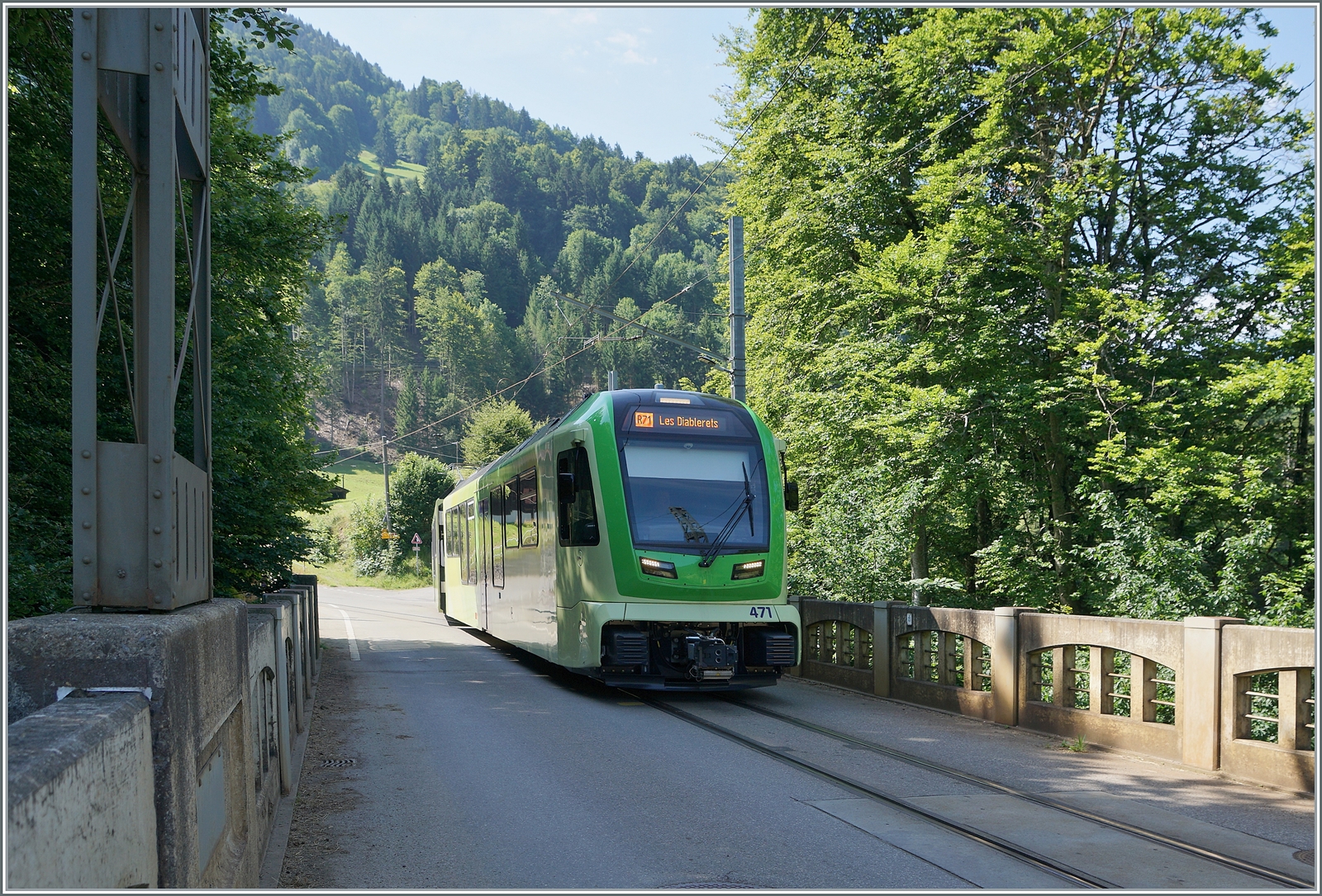 Der TPC ASD ABe 4/8 471 ist von Aigle auf dem Weg nach Les Diablerets und fährt auf dem  Abstecher  nach Le Sépey bei Les Planches (Aigle) über die 97 Meter lange Brücke  Planches  welche über den Fluss Grande Eau führt und auch von Fussgänger und Auto genutzt wird.

27. Juli 2024