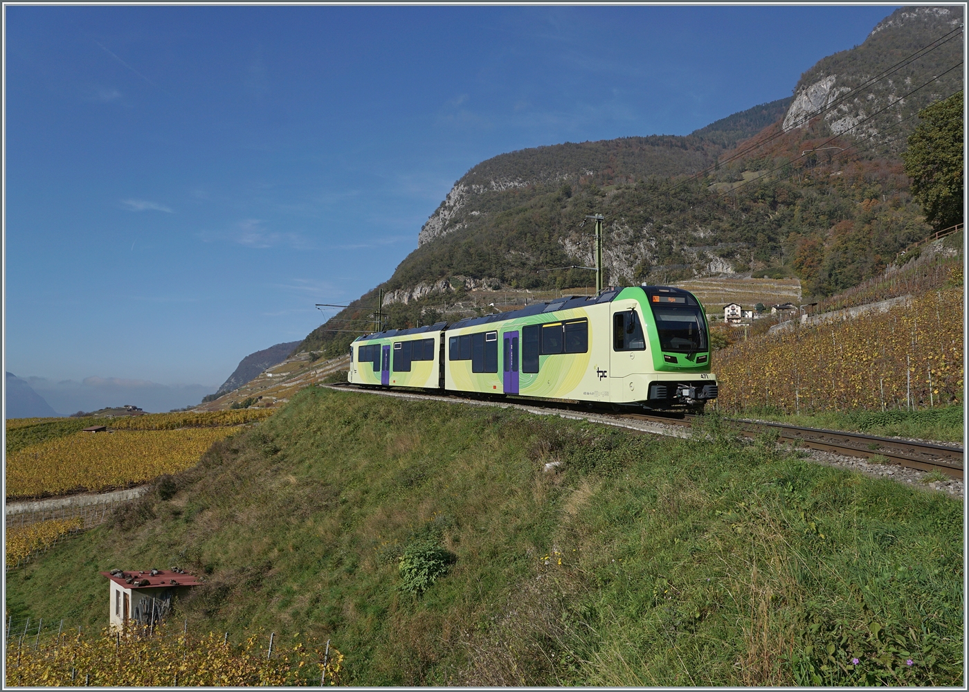 Der TPC ASD ABe 4/8 471 ist in den Weinbergen oberhalb von Aigle auf dem Weg nach Aigle.
Hier als Bildvariante mit etwas mehr Landschaft. 
 
2. Nov. 2024