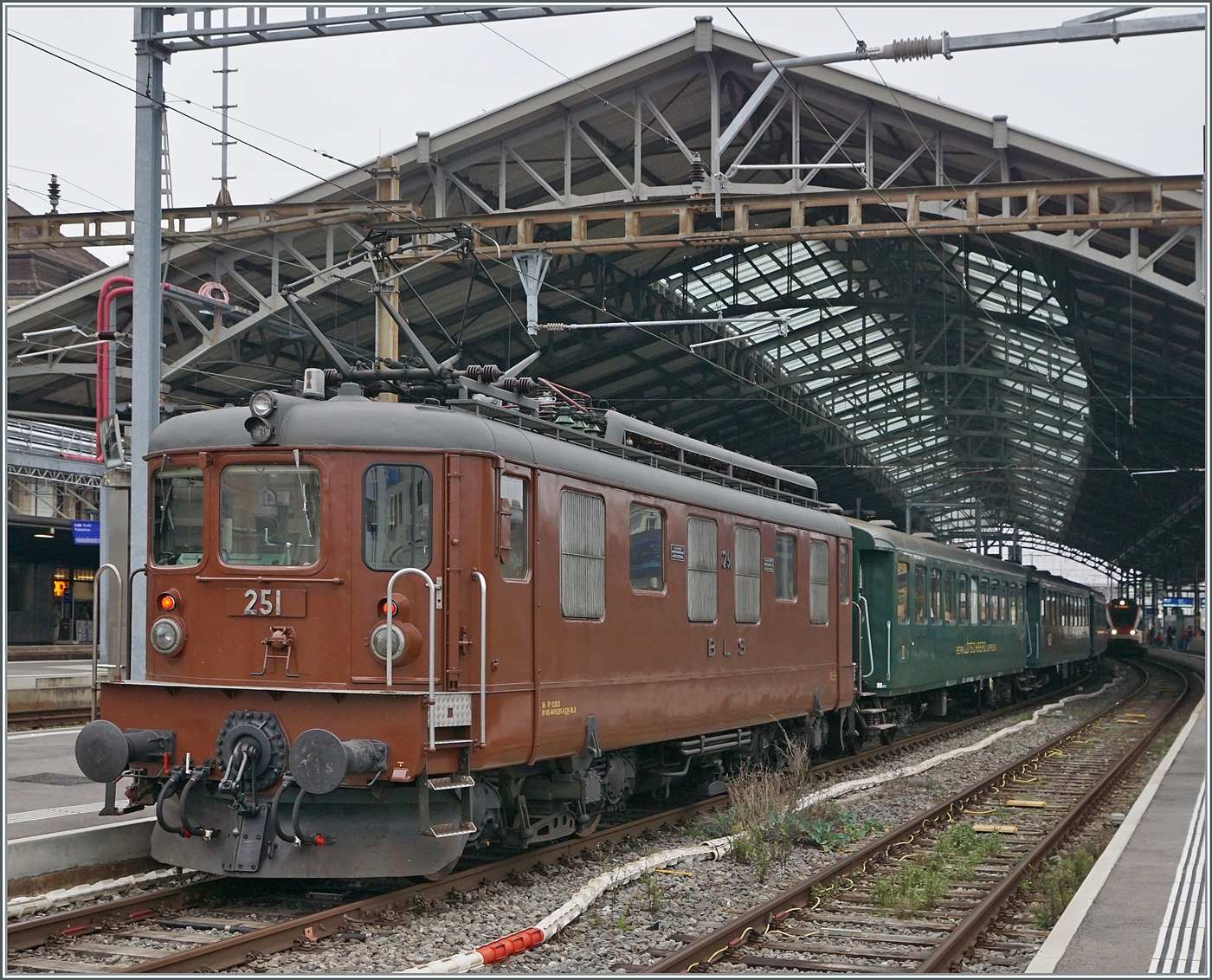 Der Train Chasse ist in Lausanne angekommen und  zu meiner Freude und Überraschung hat dieses Jahr die BLS (Historique) Ae 4/4 251 als  Bonus Lok für Fotographen  den Schiebedienst als  Angstlok  übernommen. 

26. Okt. 2024