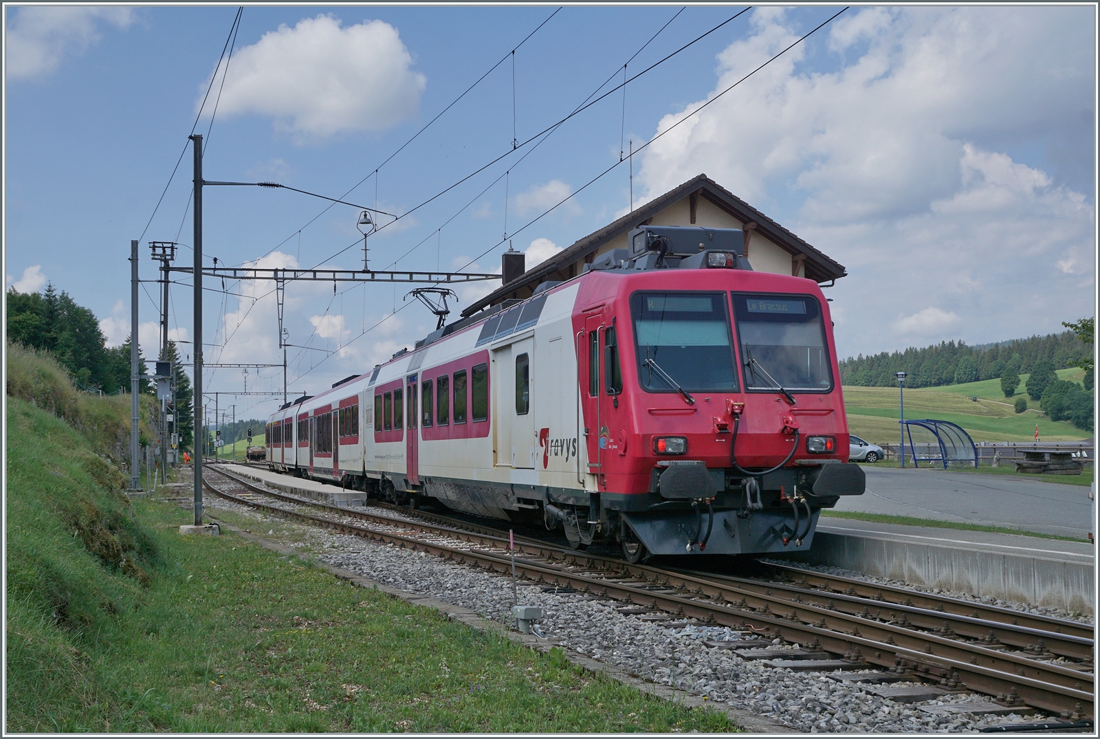 Der TRAVYS RBDe 560 385-7 (RBDe 560 DO TR 94 85 7560 385-7 CH-TVYS)  Lac de Joux  ist als Regionalzug 6015 auf dem Weg von Vallorbe nach Le Brassus und erreicht den kleinen Bahnhof Le Lieu, wo - jedenfalls auf den ersten Blick - die Zeit still gestanden zu sein scheint. 

16. Juni 2022 