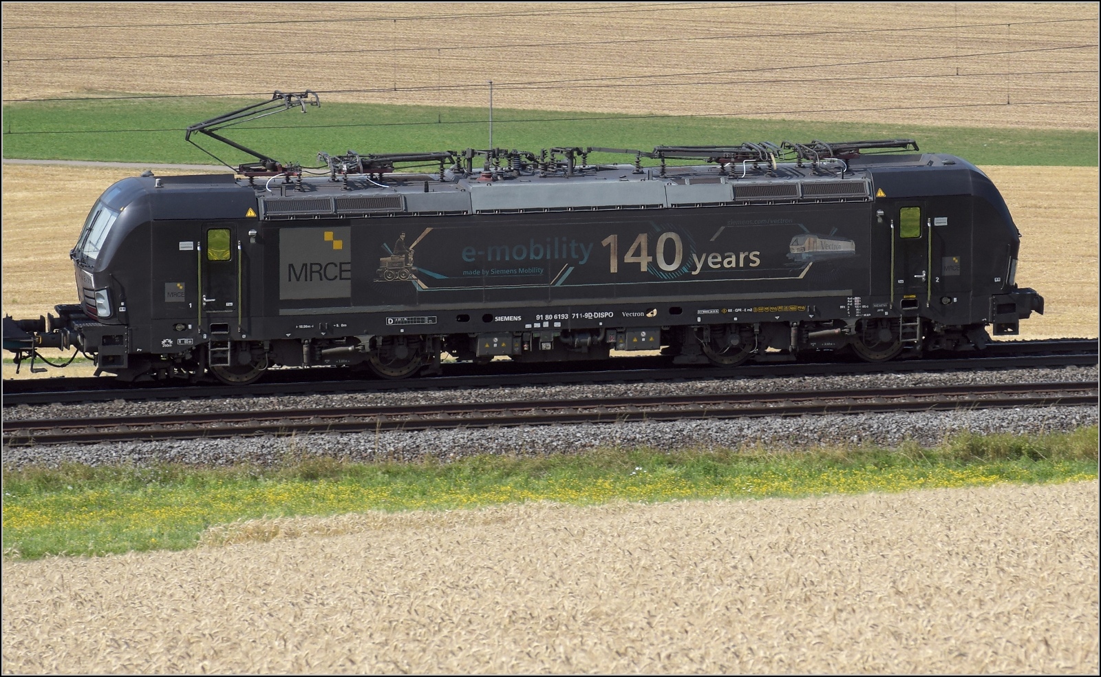 Der Urheber der elektrischen Traktion Werner Siemens reitet �ber 140 Jahre sp�ter auf seiner ersten elektrischen Bahn am Fotografen vorbei. 193 711 in Frick, Juli 2023.