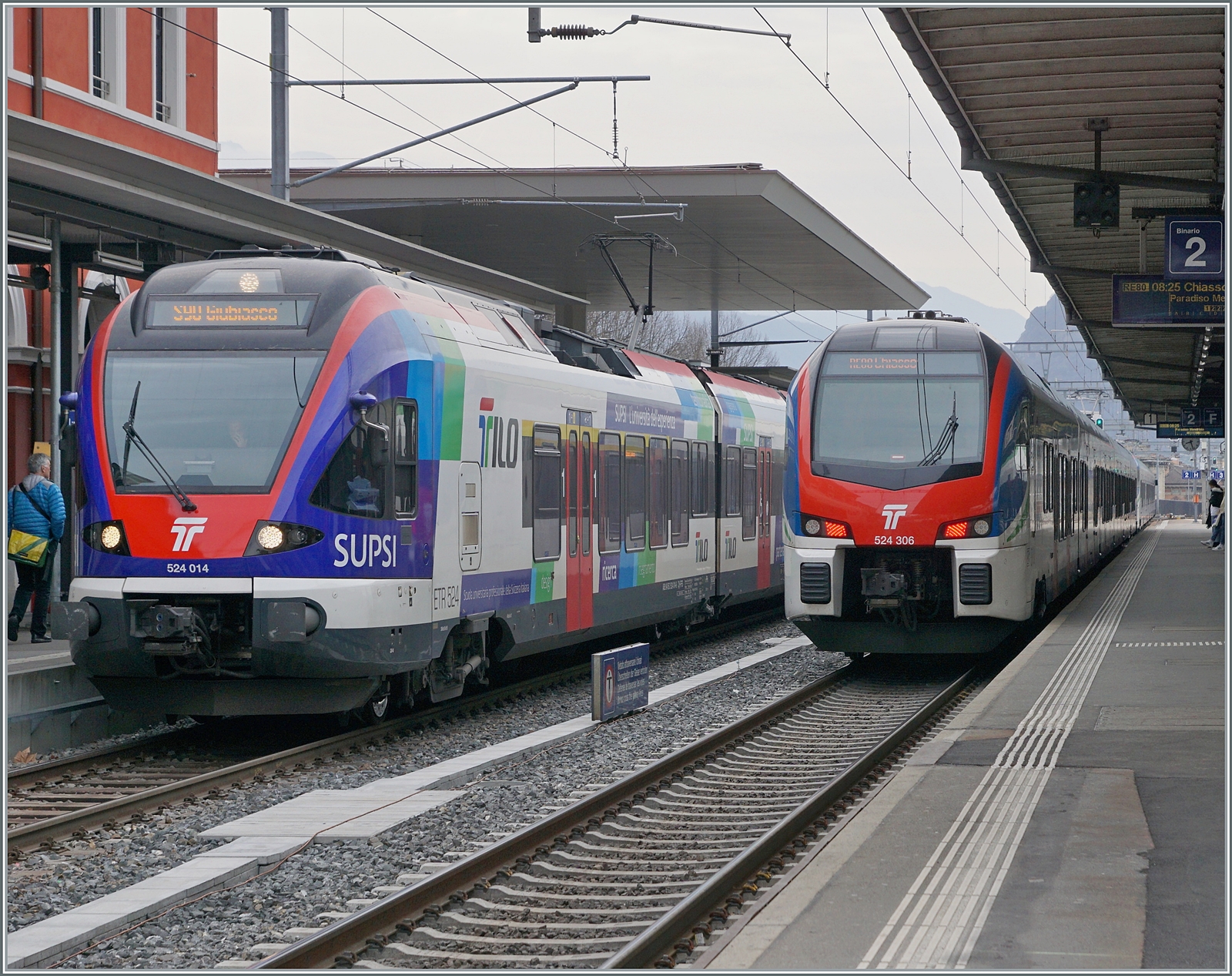 Der Werbeanstrich bekommt dem SBB TILO RABe 524 014  SUPSI  recht gut, finde ich. Daneben, der SBB TILO RABe 524 306 als  Vergleich .

Lugano, den 13. März 2023