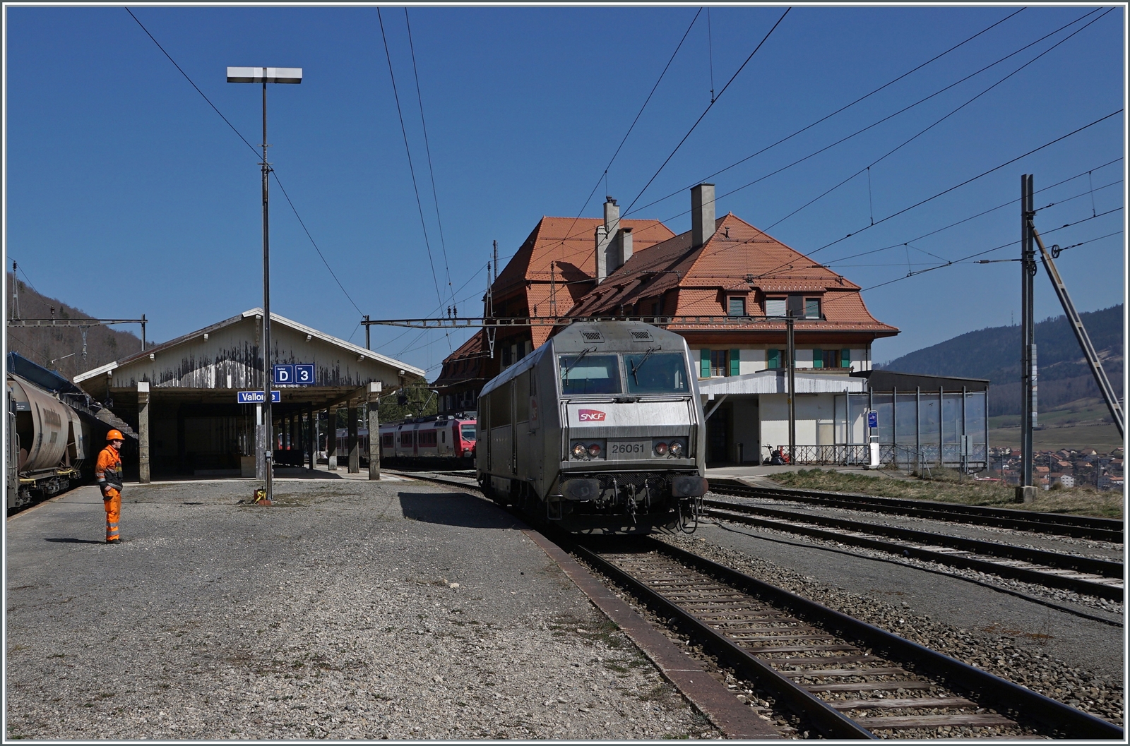 Die abgebügelte SNCF Sybic BB 26061 wurde von der SBB Re 6/6 11615 (Re 620 015-8) abgestossen und fährt nun in den SNCF Strombereich im westlichen Bahnhofskompf. 

24. März 2022 