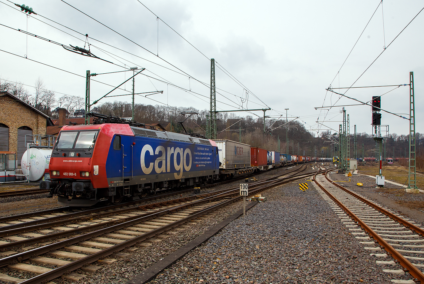 Die an die SBB Cargo International AG vermietete Re 482 009-8  Zürich-Oerlikon  (91 85 4482 009-8 CH-SBBC)  Starke Maschine sucht starke Typen  der SBB Cargo AG fährt am 22.05.2022, mit einem langen HUPAC KLV-Zug, durch Betzdorf (Sieg) in Richtung Siegen. Von Siegen laufen dann solche Züge auf die Dillstrecke (KBS 445) in südlicher Richtung.

Die TRAXX F140 AC1 wurde 2002 von Bombardier in Kassel unter der Fabriknummer  33484 gebaut und an die SBB Cargo AG geliefert. 

