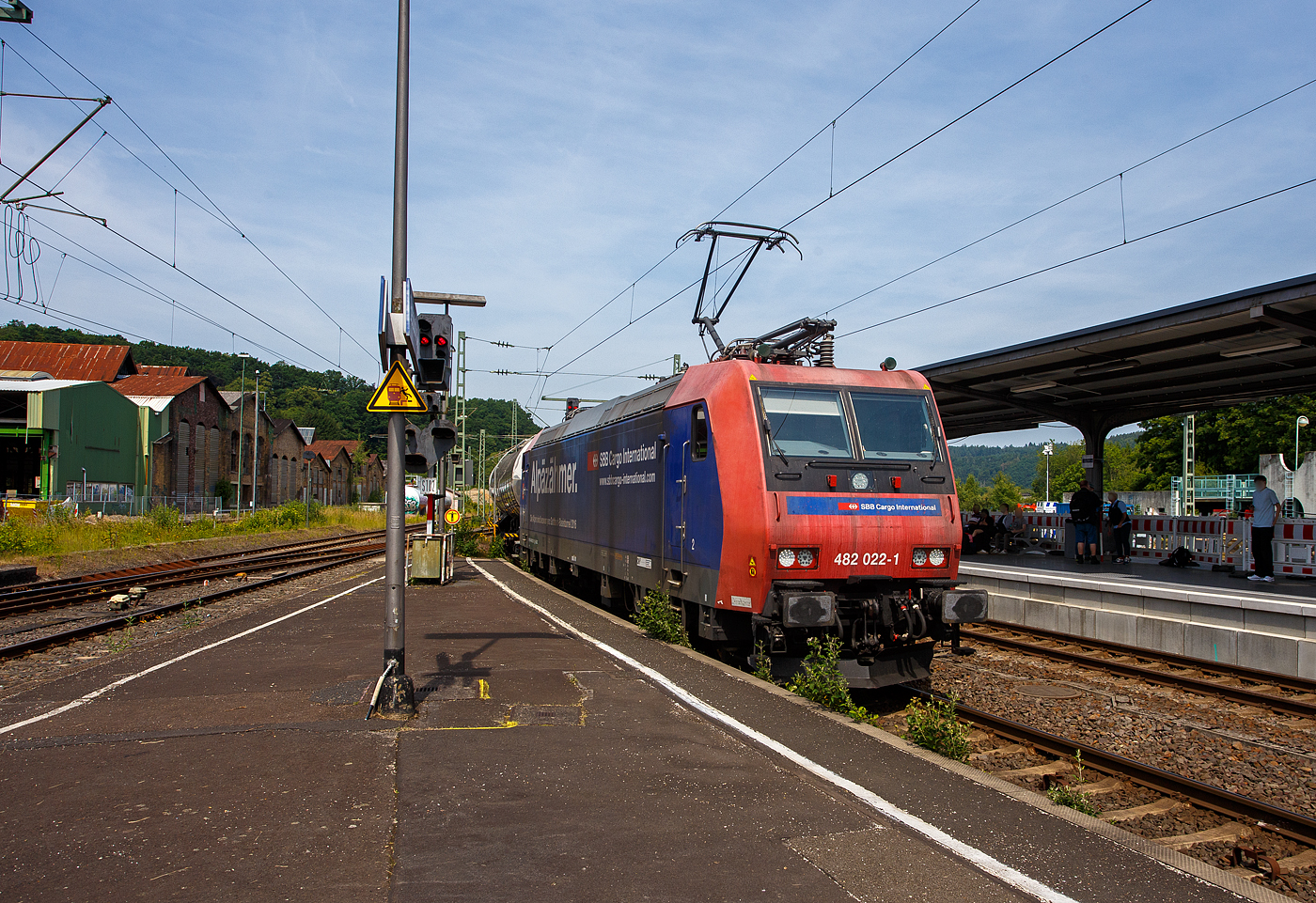 Die an die SBB Cargo International AG vermietete SBB Cargo Re 482 022-1 (91 85 4482 022-1 CH-SBBC) der SBB Cargo fährt am 18 Juni 2025 mit einem Kesselwagenzug durch Betzdorf/Sieg in Richtung Siegen. 

Die TRAXX F140 AC1 wurde 2003 Bombardier in Kassel unter der Fabriknummer 33584 gebaut. Sie hat die Zulassungen und (bei Auslieferung gültigen) Zugbeeinflussungssysteme für die Schweiz und Deutschland. Da die neuern Zugbeeinflussungssysteme für die Schweiz nicht aufgerüstet wurden, so fährt sie über 99 % auf deutschen Gleisen und ist in der Schweiz wohl kaum anzutreffen. 