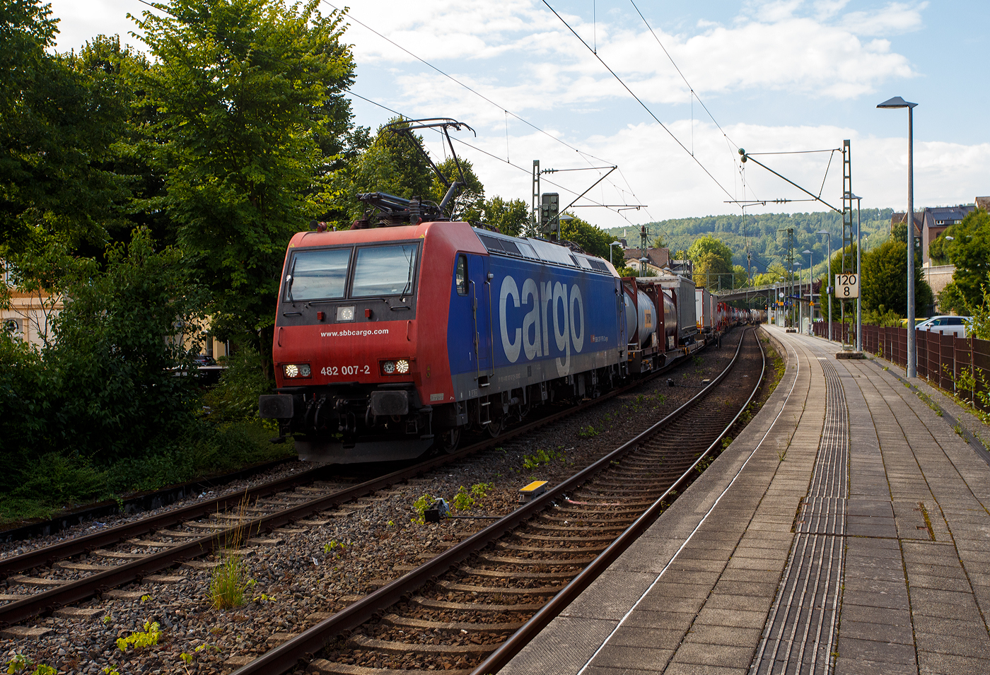 Die an die SBB Cargo International AG vermietete SBB Cargo Re 482 007-2 (91 85 4482 007-7 CH-SBBC) der SBB Cargo fährt am 24 Juli 2025 mit einem HUPAC KLV-Zug durch Kirchen/Sieg in Richtung Köln.

Die TRAXX F140 AC1 wurde 2002 von Bombardier Transportation GmbH in Kassel unter der Fabriknummer 33474 gebaut. Sie hat die Zulassungen und (bei Auslieferung gültigen) Zugbeeinflussungssysteme für die Schweiz und Deutschland.
