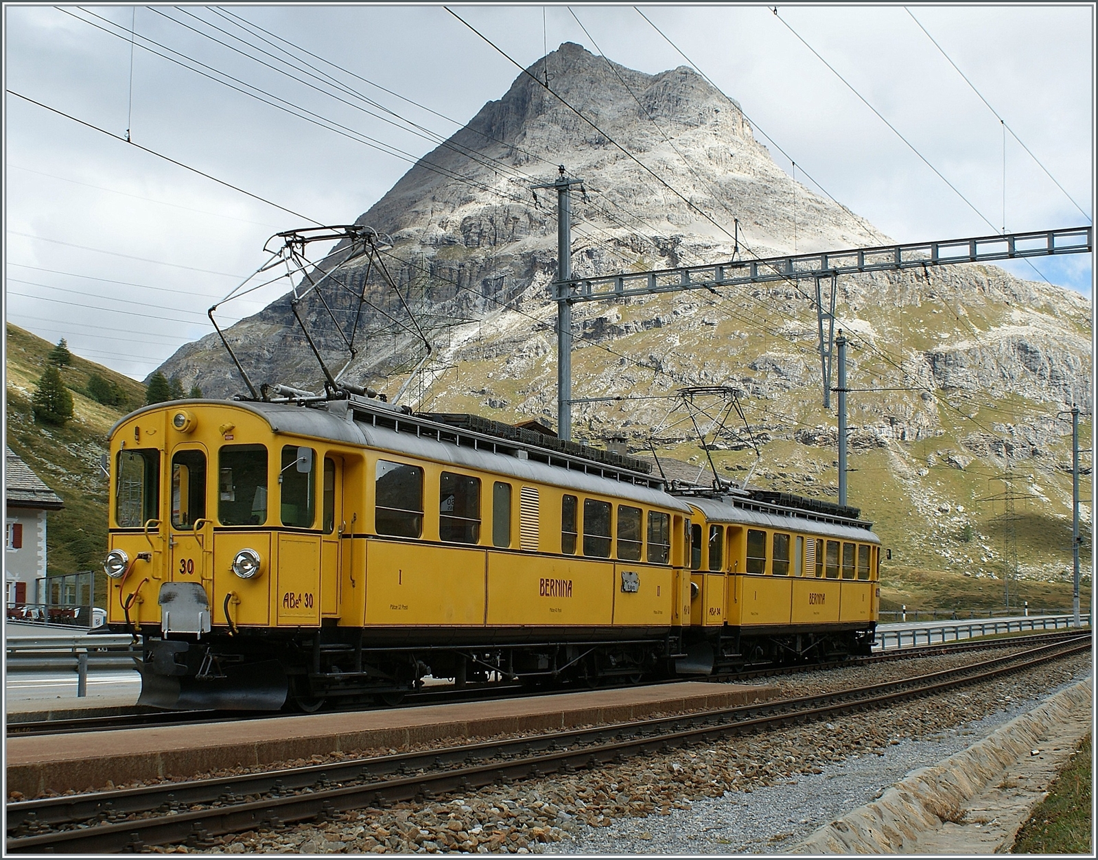 Die beiden Bernina Bahn ABe 4/4 30 und 34 sind bei Bernina Lagalb auf dem Weg in Richtung St. Moritz. 

17. Sept. 2009
