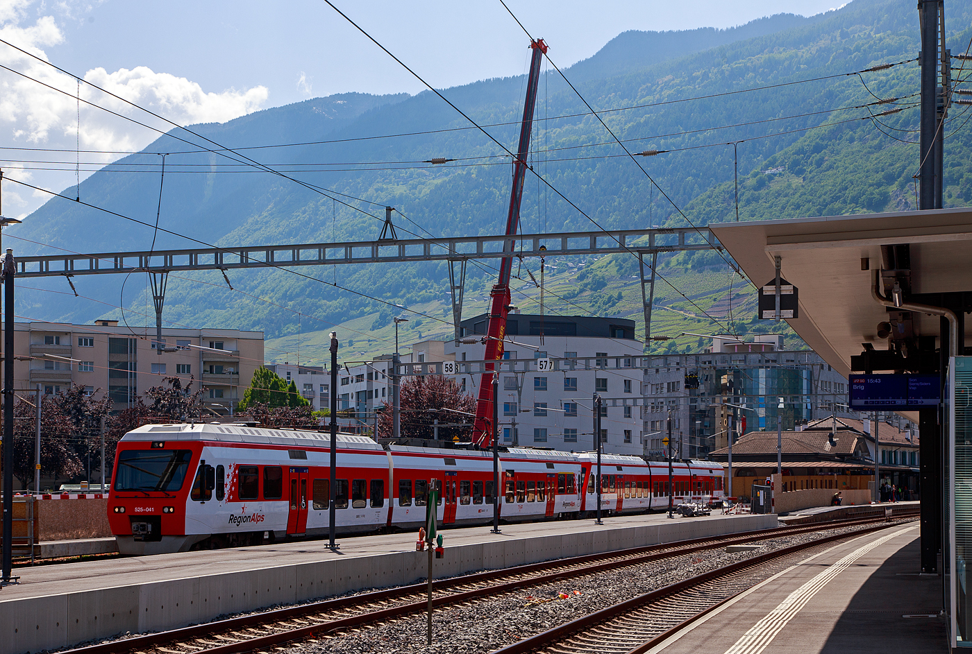 Die beiden dreiteiligen RegionAlps (RA) NINA – RABe 525 041-0 (94 85 7525 041-0 CH-RA) und der RABe 525 038-8 (94 85 7525 038-8 CH-RA), ex BLS NINA 038, stehen am 26.05.2023 im Bahnhof Martigny (am Kopfgleis 58).

Diese NINA der RegionAlps fahren die Verbindung Martigny–Sembrancher–Le Châble.

Die RegionAlps (RA) ist Eisenbahnverkehrsunternehmen im Kanton Wallis, das seinen Geschäftssitz in Martigny hat. Die im Jahr 2003 gegründete Tochtergesellschaft der Schweizerischen Bundesbahnen (SBB) und der Transports de Martigny et Régions (TMR) verkehrte anfänglich mit Fahrzeugen der beiden Besitzerbahnen. Sie betreibt den Regionalverkehr vor allem im Rhonetal zwischen dem Ostufer des Genfersees und Brig. Als dritter Aktionär ist 2009 der Kanton Wallis ins Unternehmen eingestiegen, seither halten die SBB 70 %, die TMR 18 %, und der Kanton Wallis 12 % des Aktienkapitals. 

Das Rollmaterial der Regionalps besteht z.Z aus 16 dreiteilige NPZ Domino (Trieb-, Zwischen- und Steuerwagen ex SBB) und 4 dreiteiligen NINA RABe 525 (ex TMR).